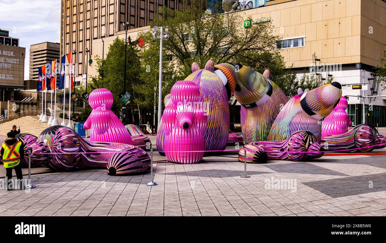 Lost Dogs Disco par Studio Eness situé sur Winston Churchill Square pendant le Spark Downtown par l'Edmonton Downtown Business Association dans le cadre des installations artistiques fantaisistes du monde entier à divers endroits autour du centre-ville d'Edmonton. Les installations artistiques se déroulent du 23 mai au 2 juin avec divers événements tout au long de l'événement de 2 semaines, y compris des soirées de danse couvrant tous les genres, et d'autres événements pour inclure chaque membre de la famille, y compris des visites et un événement même pour les propriétaires de chiens à Barks and Brews. (Photo de Ron Palmer / SOPA images/SIPA USA) Banque D'Images