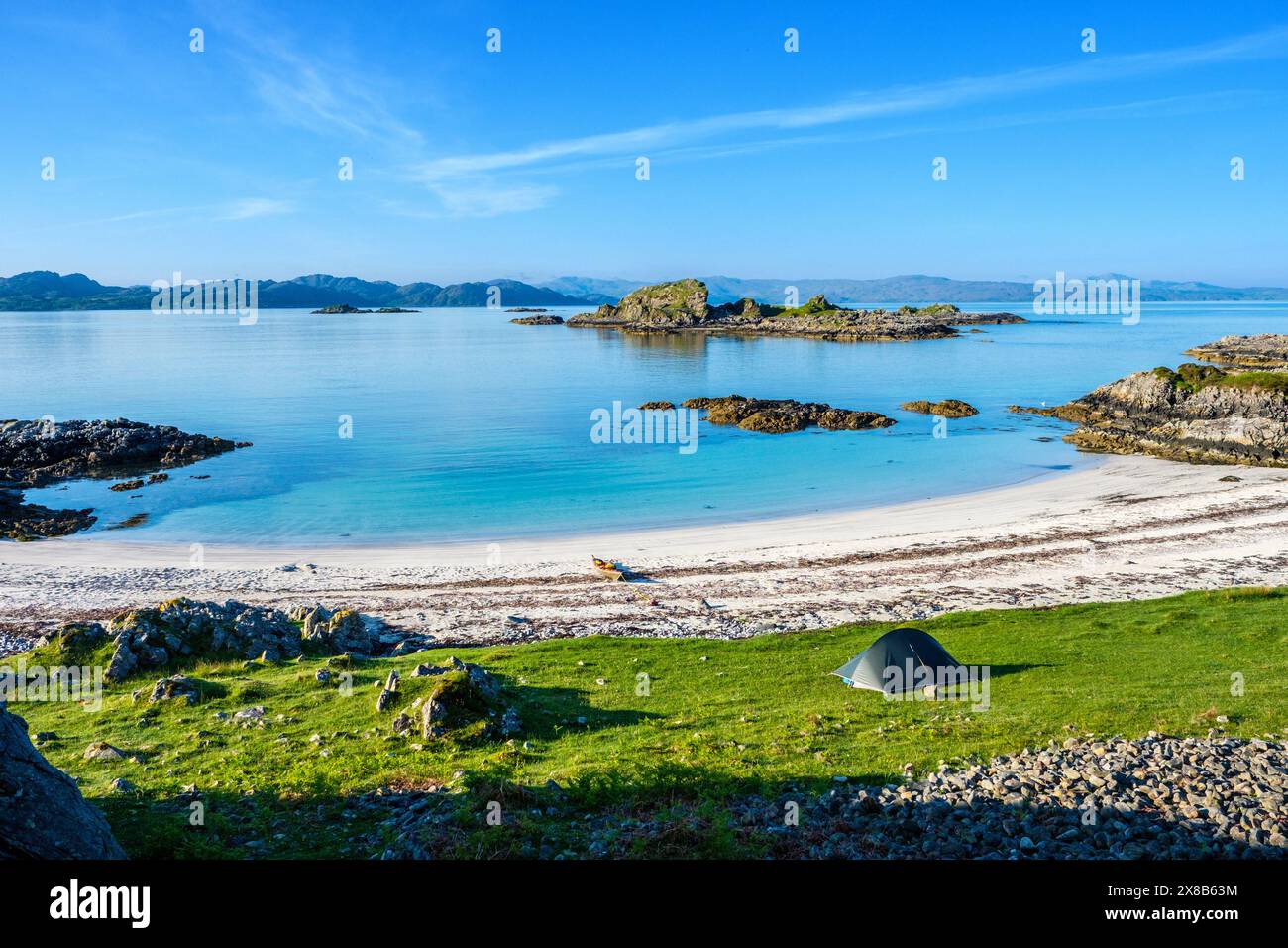 Campement sauvage d'un kayakiste de mer sur les rives du détroit d'Arisaig, sur la côte ouest de l'Écosse Banque D'Images