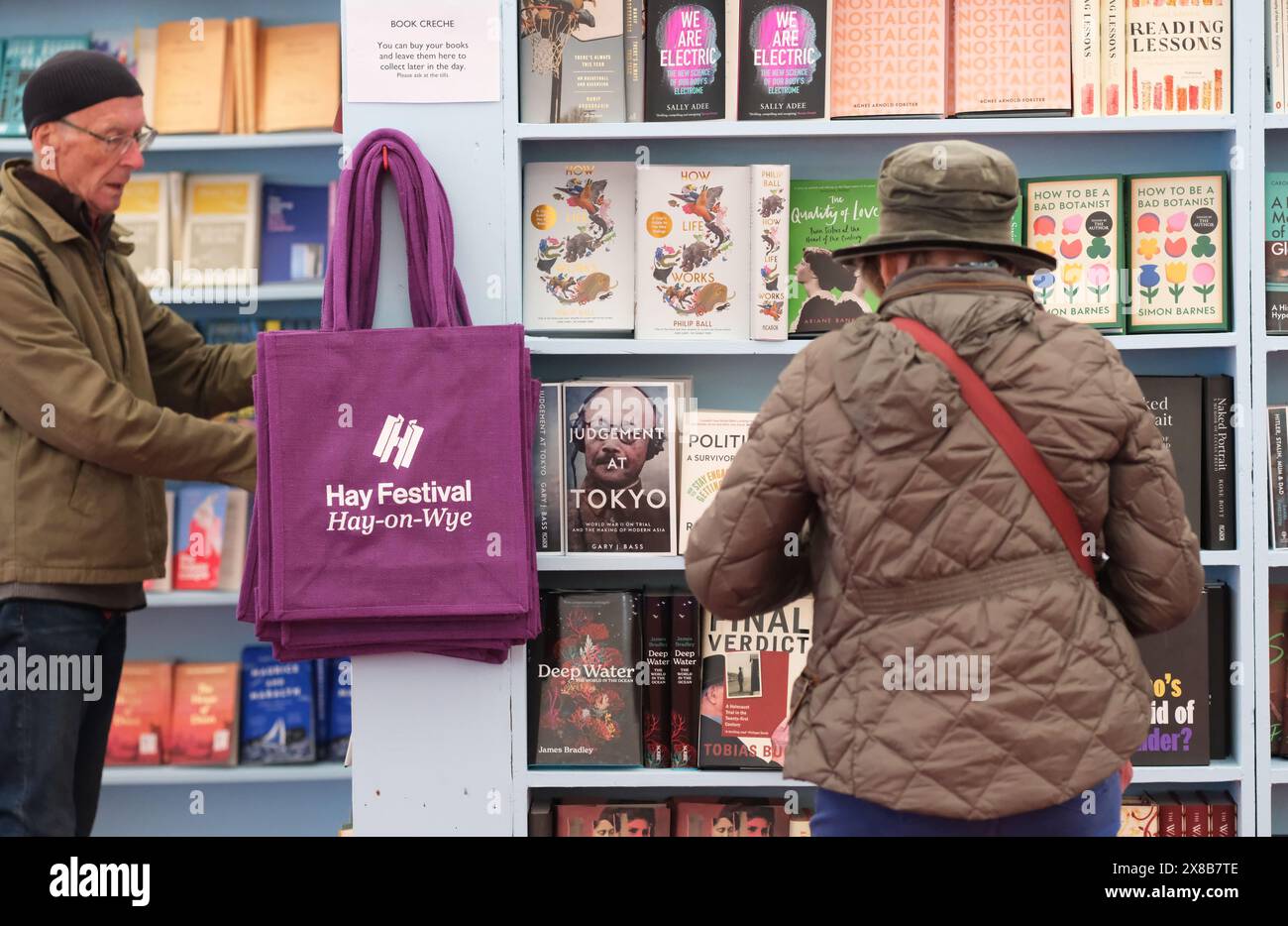 Hay Festival, Hay on Wye, Powys, pays de Galles, Royaume-Uni – vendredi 24 mai 2024 – les visiteurs parcourent les nouveaux titres de livres dans la librairie Hay Festival - photo Steven May / Alamy Live News Banque D'Images
