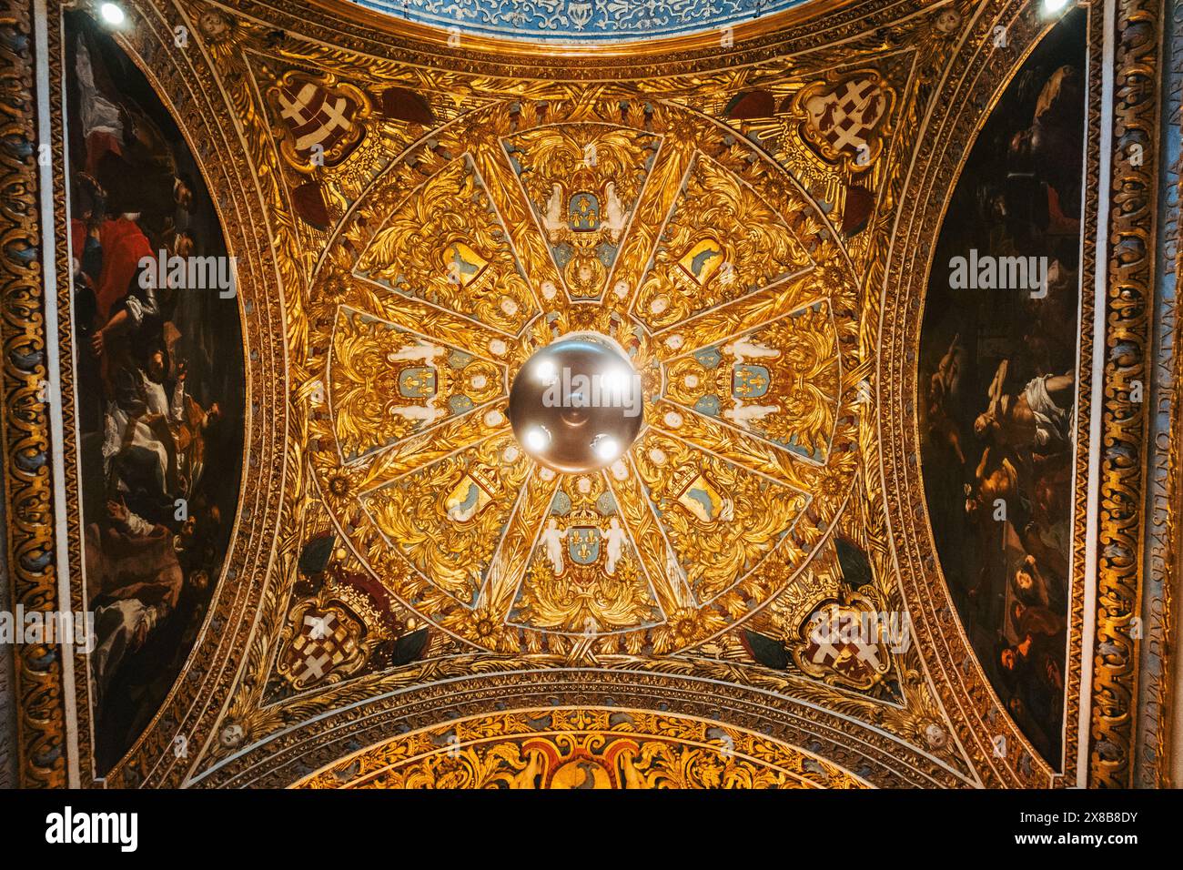 Un regard détaillé sur le plafond complexe de la co-cathédrale de John, Malte avec des feuilles d'or, des sculptures ornées et des œuvres d'art religieux. Banque D'Images