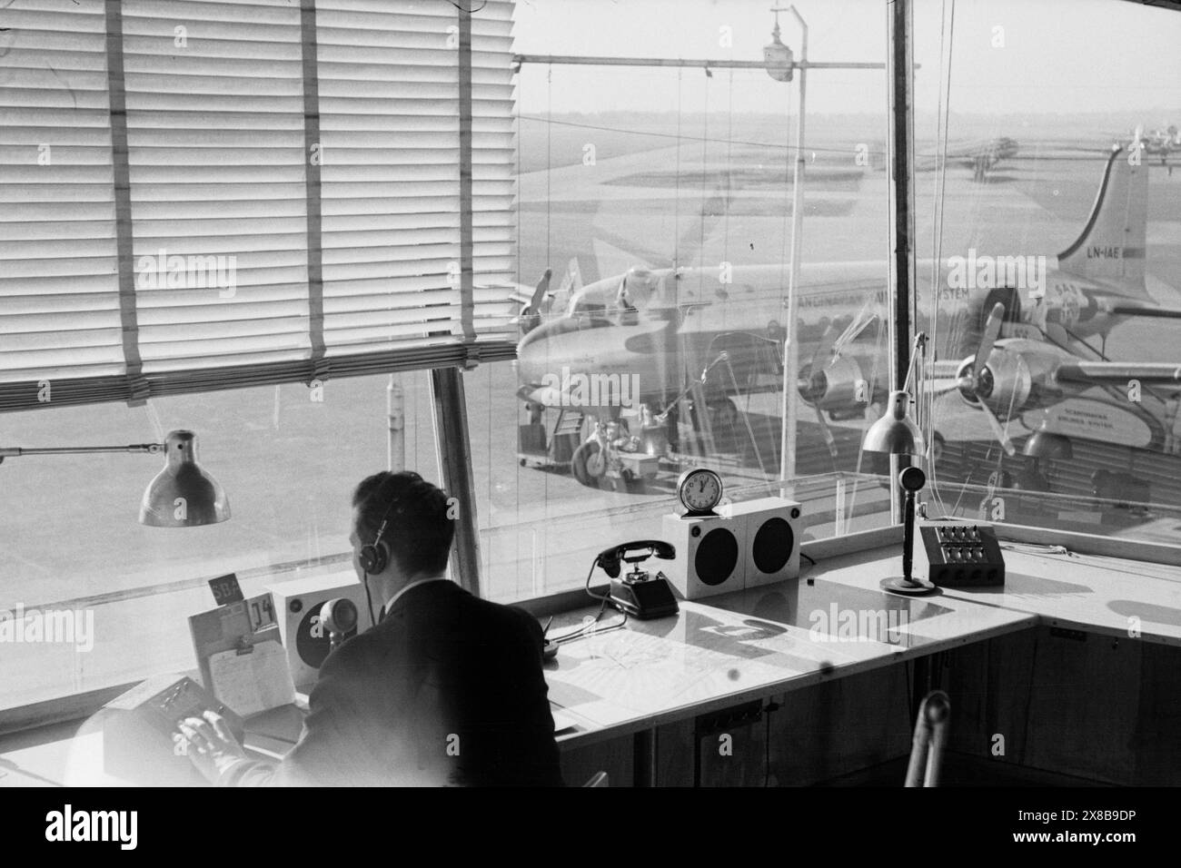 Réel 08- 1948 : la future route sur la mer. Un vol avec Scandianvian Airlines (SAS) de Copenhague à New York. Le contrôleur aérien E.O. Dalshof dans la tour de contrôle de Kastrup avec notre avion 'Olav Viking' juste en dessous. Photo : Per Bratland / Aktuell / NTB ***la photo n'est pas traitée*** le texte de cette image est traduit automatiquement Banque D'Images