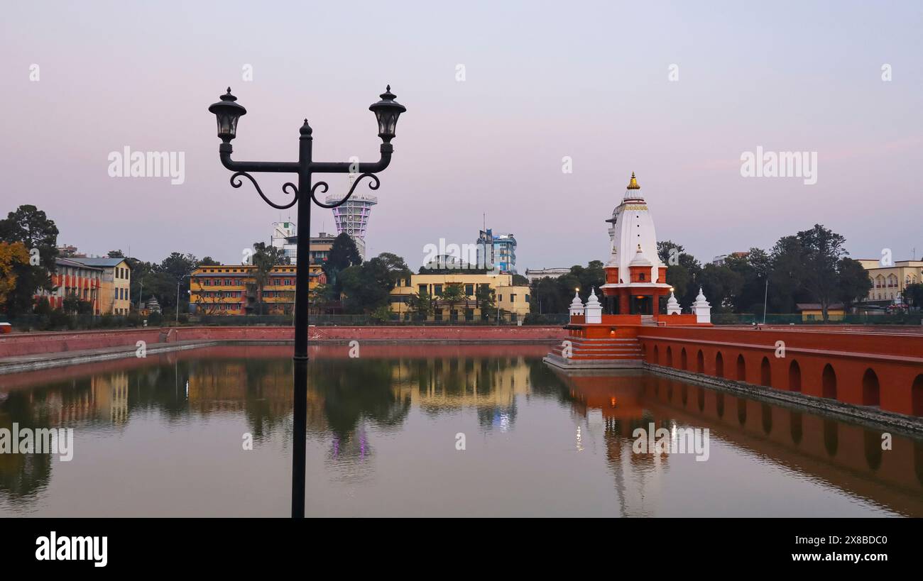 Vue de Rani Pokhari, près du parc Ratna, Katmandou, Népal. Banque D'Images