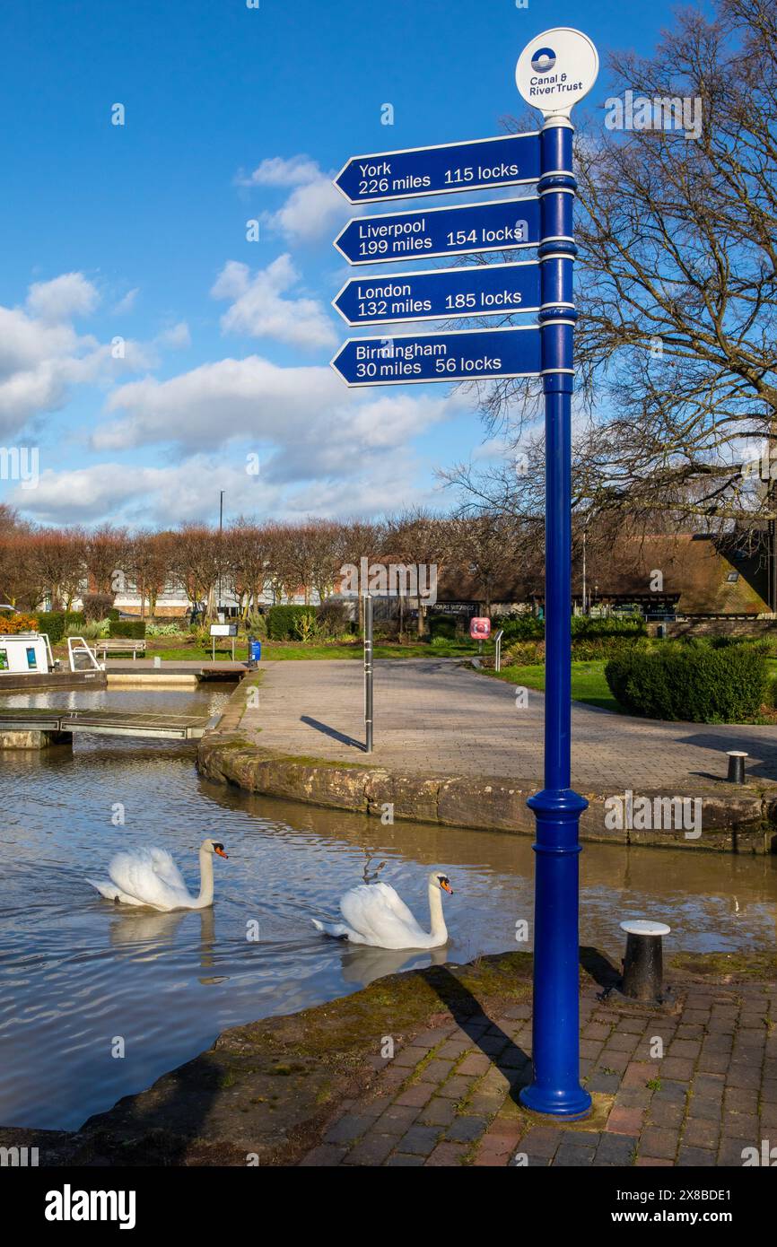 Stratford-upon-Avon, Royaume-Uni - 12 février 2024 : panneau indiquant les kilomètres parcourus par les rivières et les canaux vers diverses villes britanniques à Bancroft Basin à Stratford- Banque D'Images