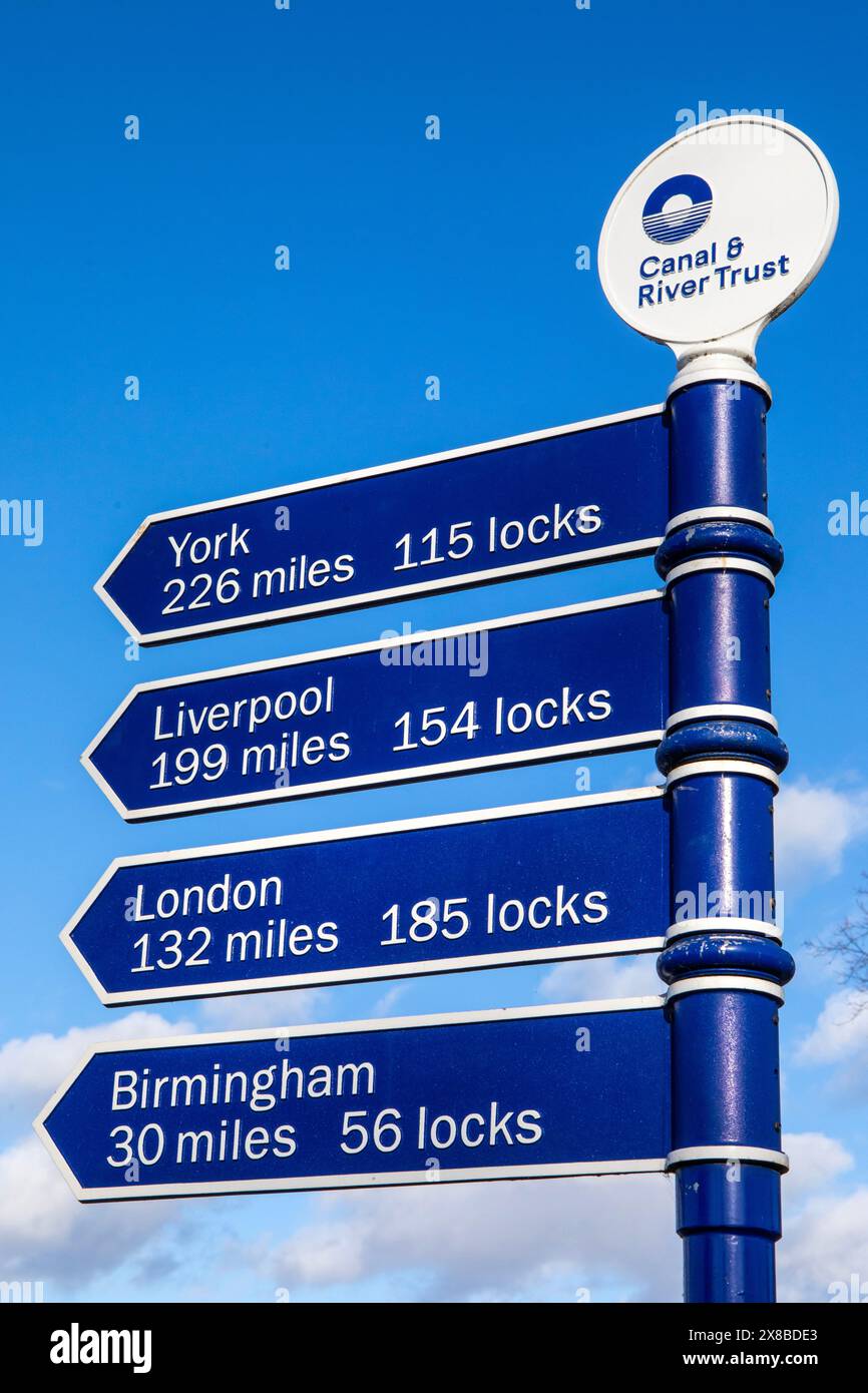 Stratford-upon-Avon, Royaume-Uni - 12 février 2024 : panneau indiquant les kilomètres parcourus par les rivières et les canaux vers diverses villes britanniques à Bancroft Basin à Stratford- Banque D'Images