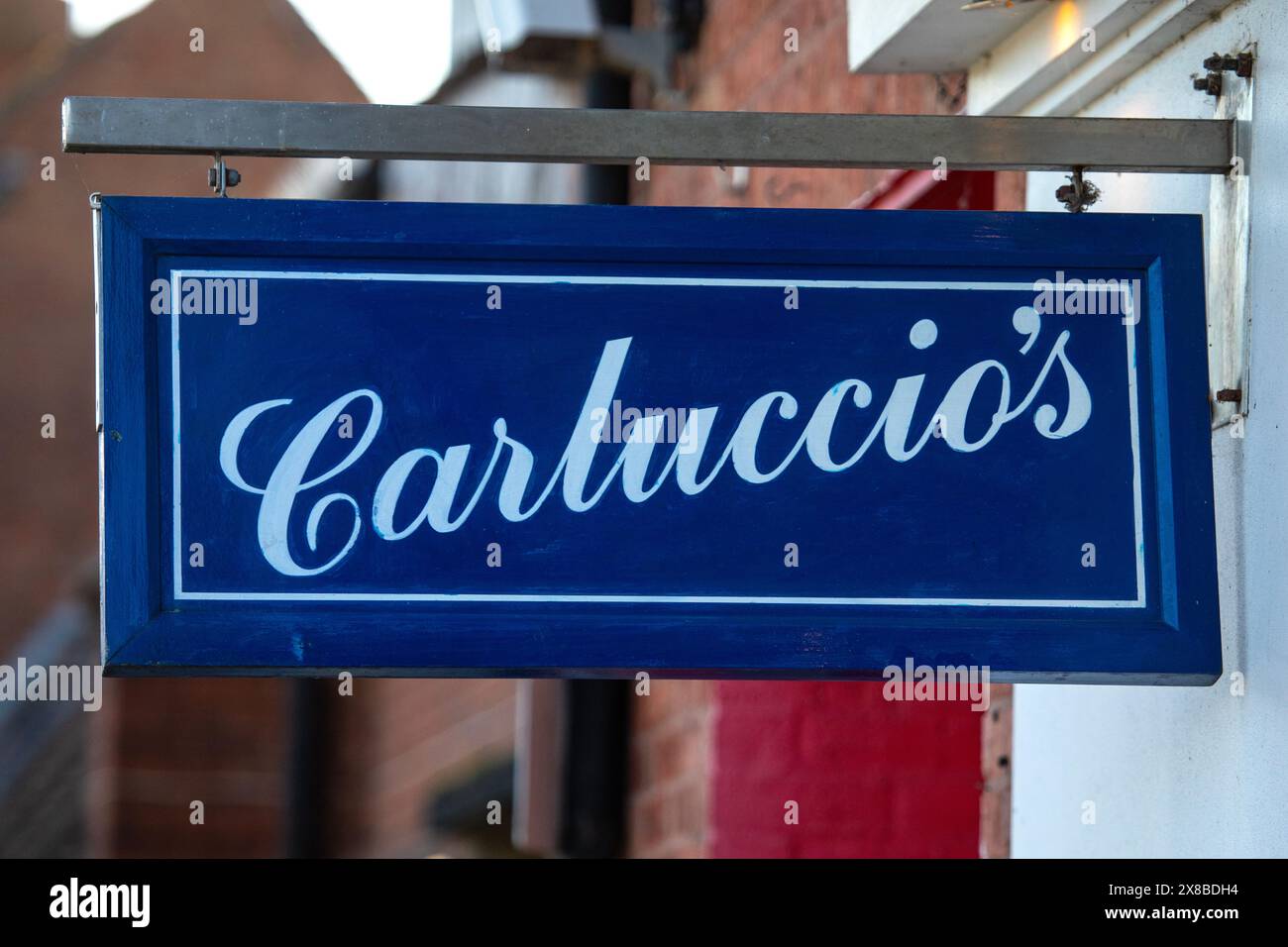 Stratford-upon-Avon, Royaume-Uni - 12 février 2024 : un panneau au-dessus de l'entrée d'un restaurant Carluccios à Stratford-upon-Avon, Royaume-Uni. Banque D'Images