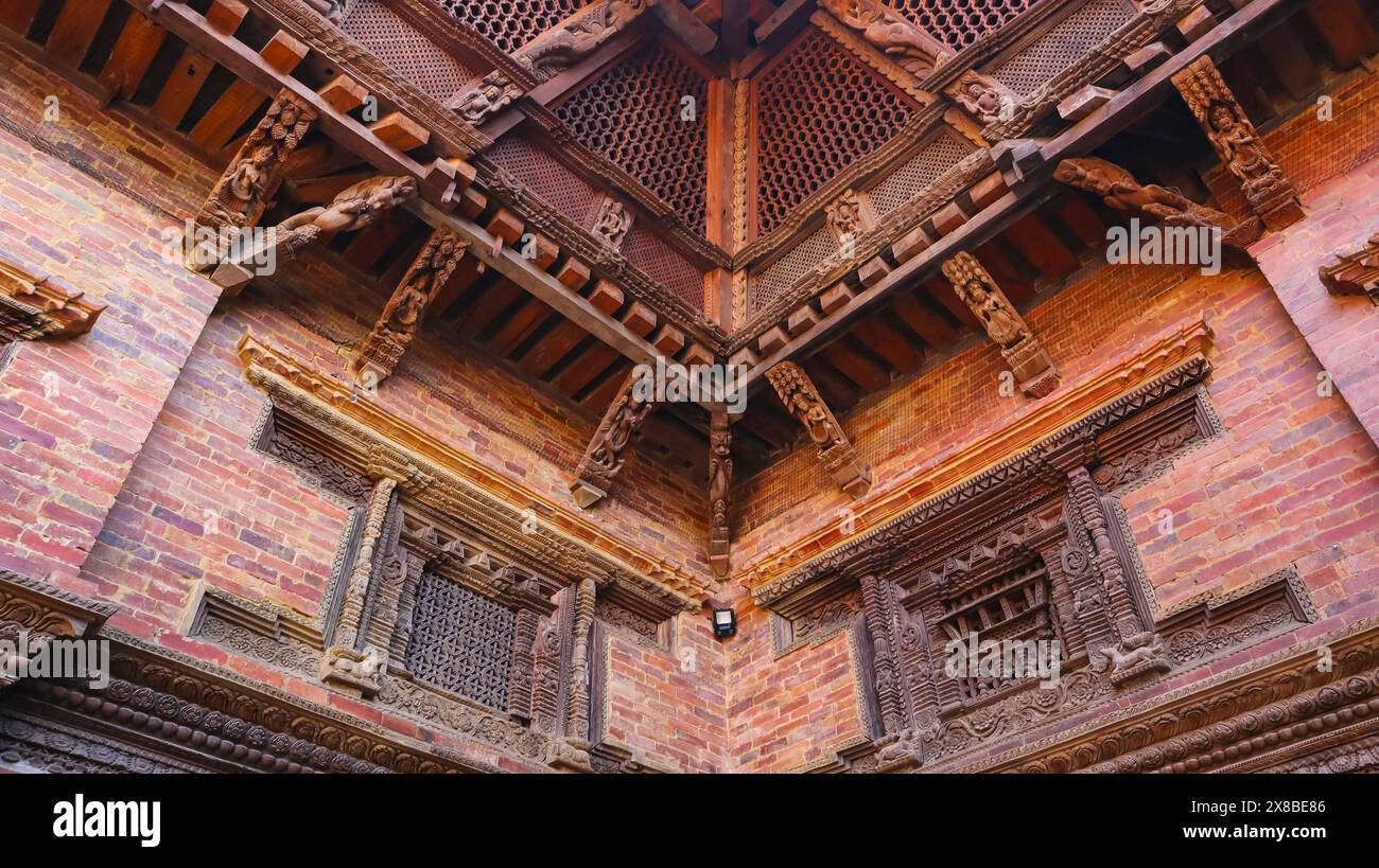 Piliers en bois et fenêtre de sculpture, Sundari Chowk, Patan Darbar Square, Patan, Katmandou, Népal. Banque D'Images