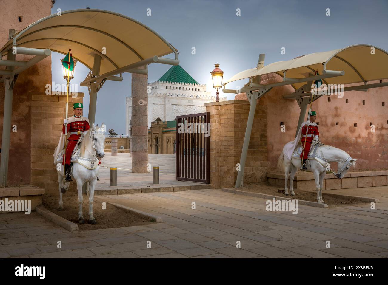 Rabat, Maroc - 23 mars 2024 : Garde à cheval gardant le mausolée Mohammed V à Rabat, Maroc Banque D'Images