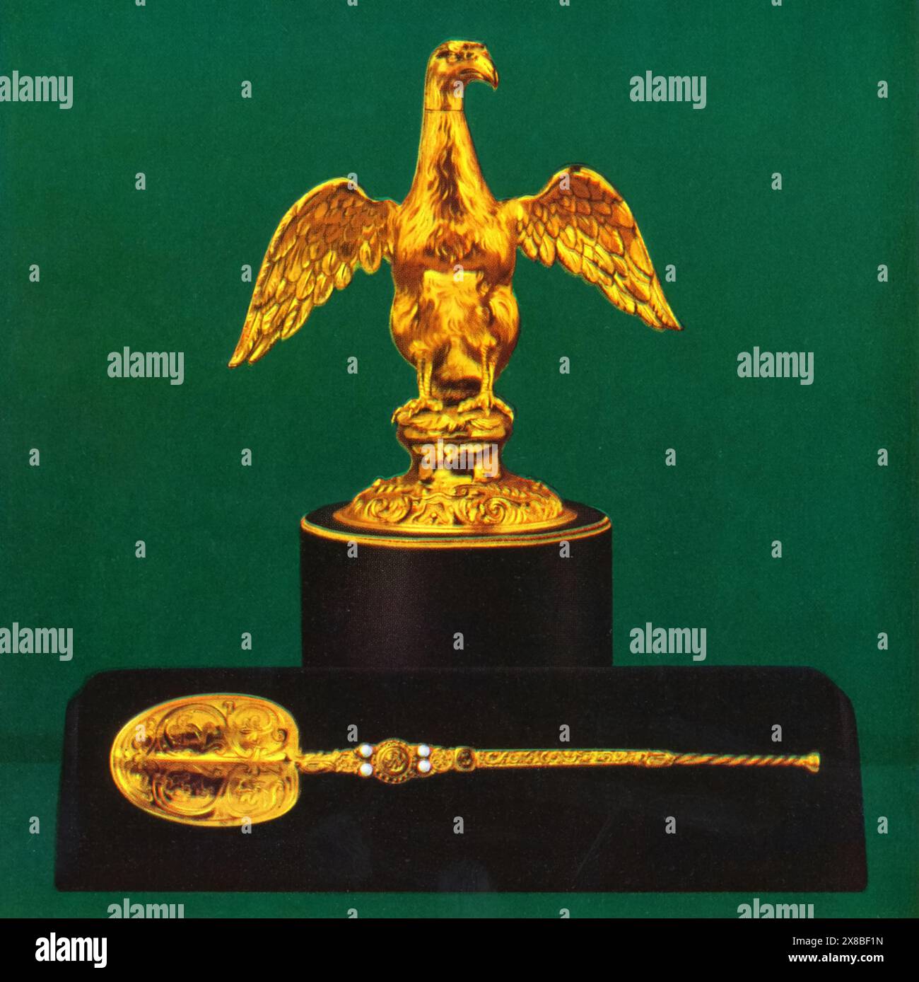 L'ampoule et la cuillère de couronnement, 1953. Quand un monarque est oint, le doyen de Westminster verse d'abord l'huile sacrée d'onction d'une ampoule dans une cuillère. L'ampoule originale était une petite fiole en pierre, parfois portée autour du cou comme pendentif par les rois, et autrement conservée à l'intérieur d'un reliquaire doré en forme d'aigle. On ne sait pas pourquoi, après la restauration, le vaisseau lui-même a été réinterprété comme un aigle debout sur une base en forme de dôme. La cuillère de couronnement, date de la fin du XIIe siècle et est argentée dorée et sertie de quatre perles, qui ont été ajoutées au XVIIe siècle. Banque D'Images