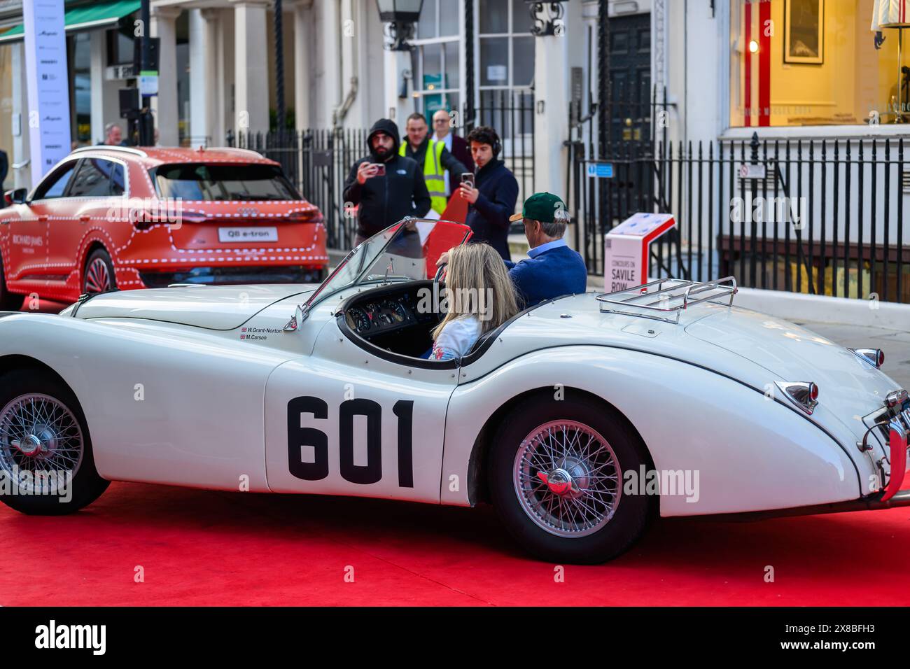 Londres, Royaume-Uni, le 23 mai 2024, le concours sur Savile Row a eu lieu du 22 au 23 mai 2024 C'est là que les voitures rencontrent les costumes. Une collaboration entre les tailleurs et le monde automobile pour célébrer l'artisanat et l'art du Bespoke., Andrew Lalchan Photography/Alamy Live News Banque D'Images