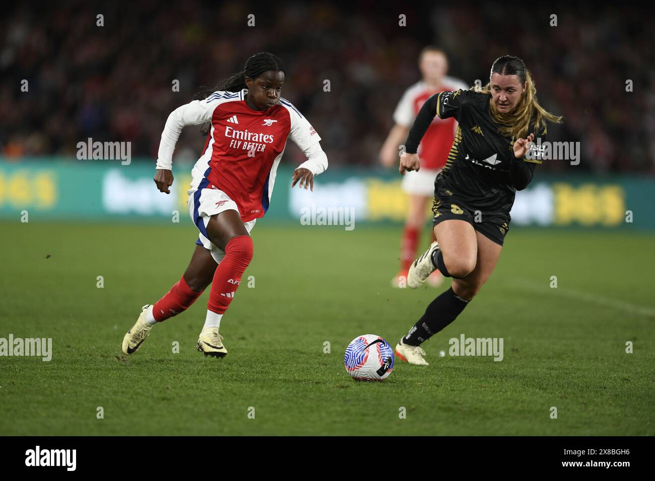 MELBOURNE, AUSTRALIE. 24 mai 2024. Sur la photo : Vivienne Lia d'Arsenal subit la pression de Wellington Phoenix Defender Micheala Foster lors de la semaine mondiale du football amical entre le club anglais Arsenal WFC contre l'australienne ALeague Allstars au Marvel Stadium de Melbourne, en Australie. Crédit : Karl Phillipson/Alamy Live News Banque D'Images