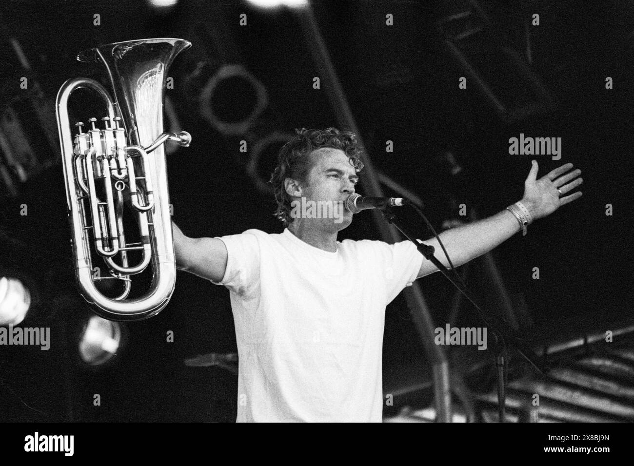MUTTON BIRDS, SCÈNE NME, GLASTONBURY 95 : le compositeur Don McGlashan du groupe Mutton Birds joue la deuxième scène NME au Festival de Glastonbury, Pilton Farm, Somerset, Angleterre, 25 juin 1995. En 1995, le festival a célébré son 25e anniversaire. Photo : ROB WATKINS. INFO : The Mutton Birds est un groupe de rock néo-zélandais formé en 1991 par Don McGlashan. Connus pour leur rock mélodique et leurs paroles perspicaces, ils ont été acclamés avec des tubes comme 'Dominion Road' et 'Anchor me'. Banque D'Images