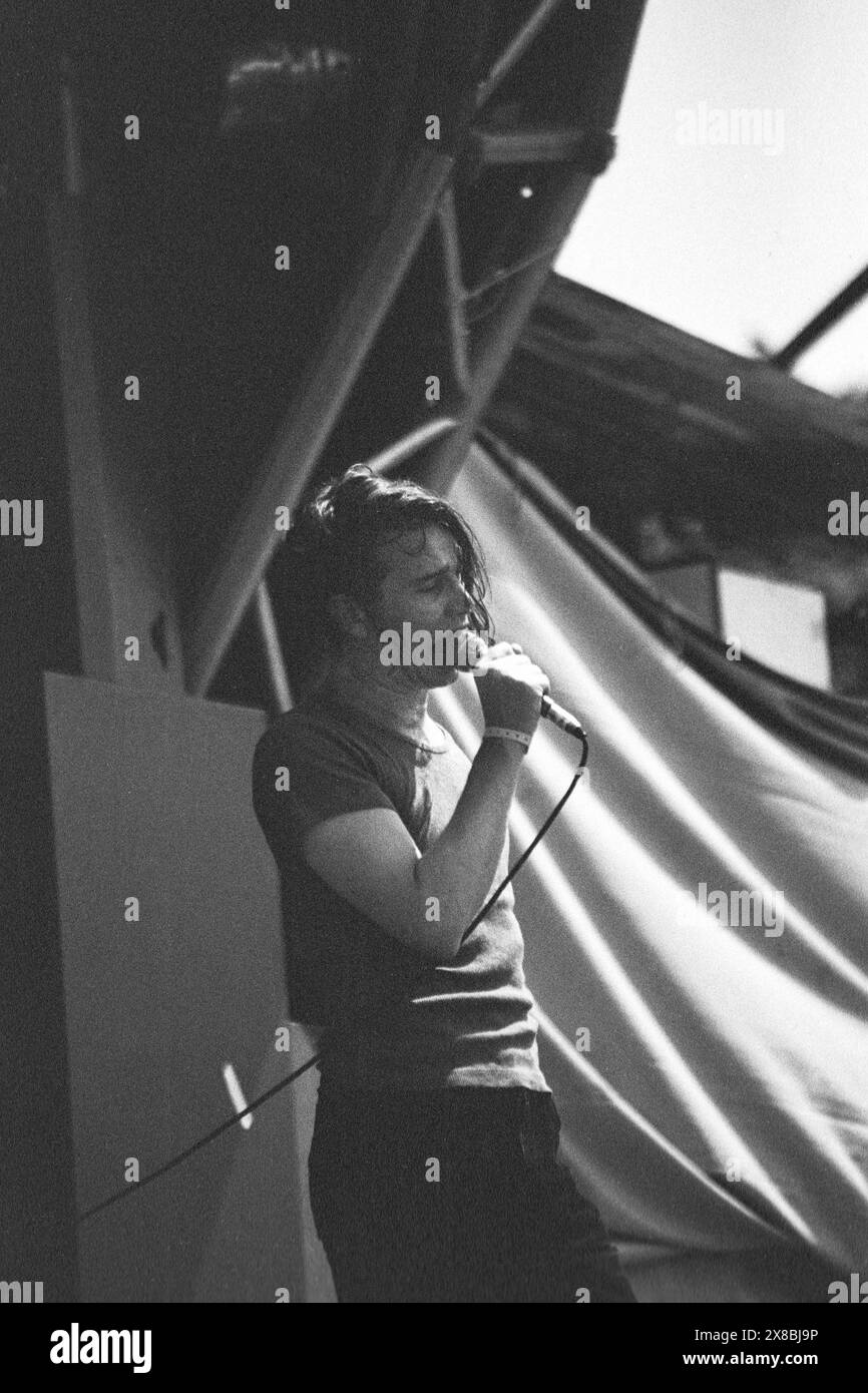 PATRICK DUFF, STRANGELOVE, GLASTONBURY 95 : Patrick Duff du groupe Strangelove joue la deuxième scène du NME au Glastonbury Festival, Pilton Farm, Somerset, Angleterre, 25 juin 1995. En 1995, le festival a célébré son 25e anniversaire. Photo : ROB WATKINS. INFO : Strangelove Strangelove est un groupe de rock alternatif britannique formé à Bristol en 1991. Connus pour leur son intense et mélancolique et les paroles évocatrices du chanteur Patrick Duff, ils ont acquis une clientèle dévouée avec des albums comme Love and Other Demons avant de se séparer en 1998. Banque D'Images