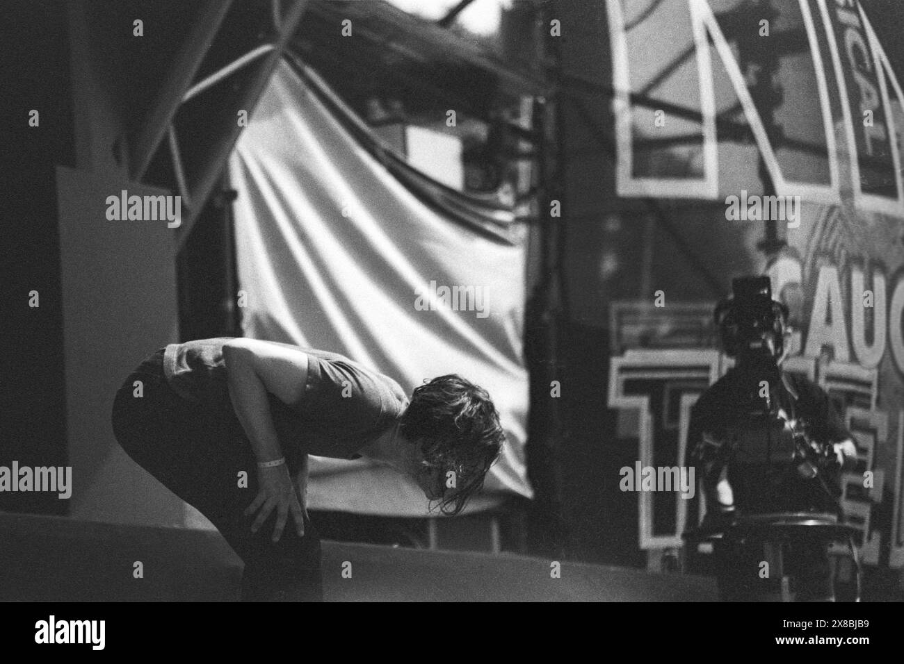 PATRICK DUFF, STRANGELOVE, GLASTONBURY 95 : Patrick Duff du groupe Strangelove joue la deuxième scène du NME au Glastonbury Festival, Pilton Farm, Somerset, Angleterre, 25 juin 1995. En 1995, le festival a célébré son 25e anniversaire. Photo : ROB WATKINS. INFO : Strangelove Strangelove est un groupe de rock alternatif britannique formé à Bristol en 1991. Connus pour leur son intense et mélancolique et les paroles évocatrices du chanteur Patrick Duff, ils ont acquis une clientèle dévouée avec des albums comme Love and Other Demons avant de se séparer en 1998. Banque D'Images