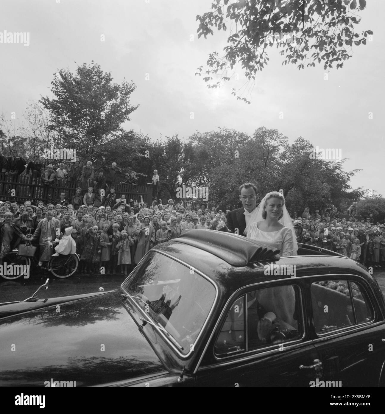 Current 37- 1959 : voiles de mariée sous les feux de la rampe. Le samedi 22 août, le monde s’appelait Søgne. Puis Anne Marie Rasmussen a épousé Steven C. Rockefeller en présence de la presse mondiale. Photo : Aage Storløkken et Sverre A. Børretzen / Aktuell / NTB ***la photo n'est pas traitée*** le texte de cette image est traduit automatiquement Banque D'Images