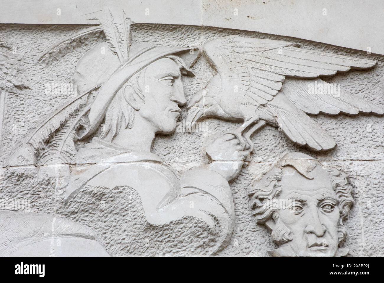 Londres, Royaume-Uni - 18 mars 2024 : sculpture en relief de Barnaby Rudge et Grip sur la murale de Marylebone Road à Londres, célébrant le travail de la célèbre nov Banque D'Images