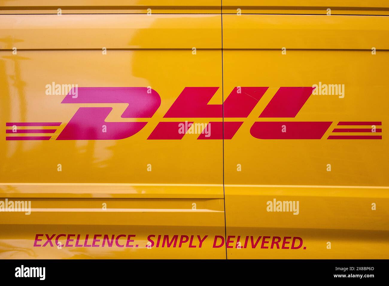 Londres, Royaume-Uni - 18 mars 2024 : gros plan du logo DHL sur le côté d'un de leurs fourgonnettes de livraison. Banque D'Images