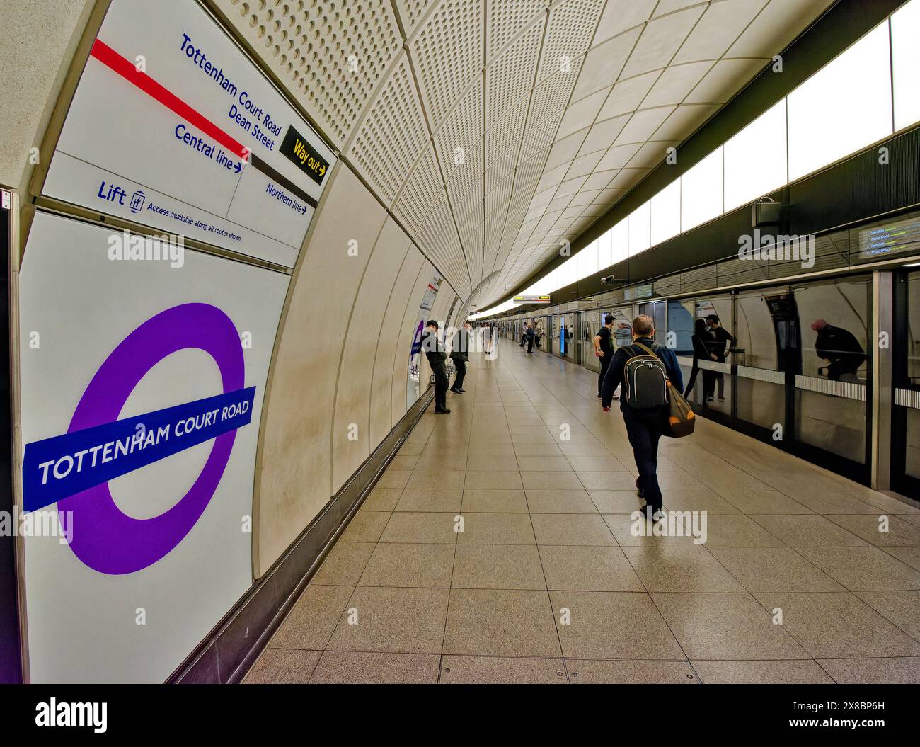 Service ferroviaire urbain-suburbain à haute fréquence Elizabeth Line à la gare de Londres Tottenham court Road Banque D'Images