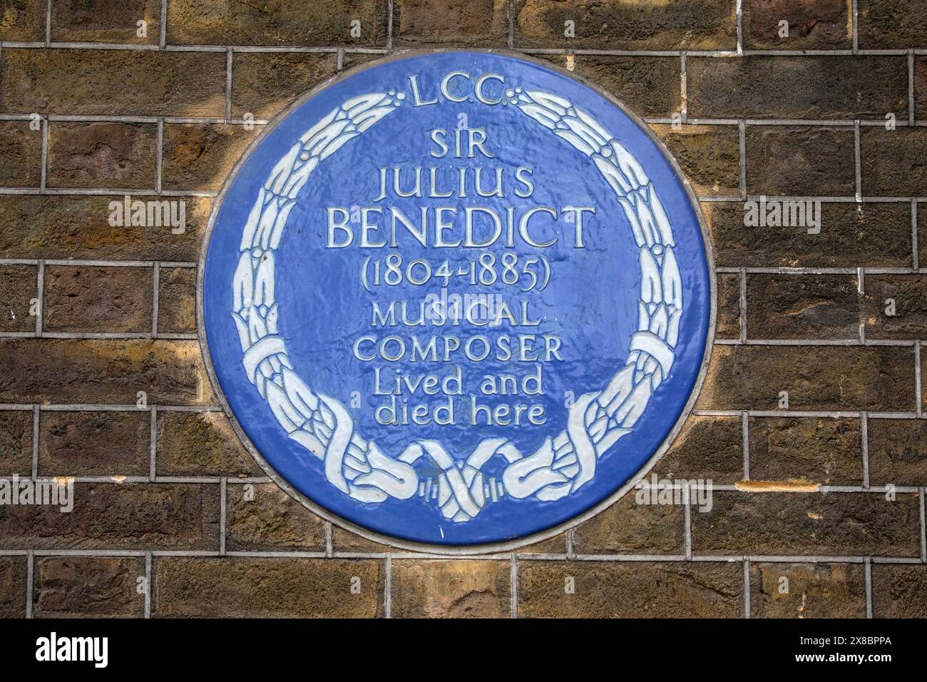 Londres, Royaume-Uni - 18 mars 2024 : une plaque bleue sur Manchester Square à Londres, marquant l'endroit où le compositeur musical Sir Julius Benedict a vécu et est mort. Banque D'Images