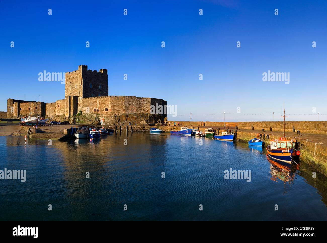 Château de Carrickfergus surplombant le port de Carrickfergus dans le comté d'Antrim, sur la rive nord de Belfast Lough, Irlande du Nord. Banque D'Images