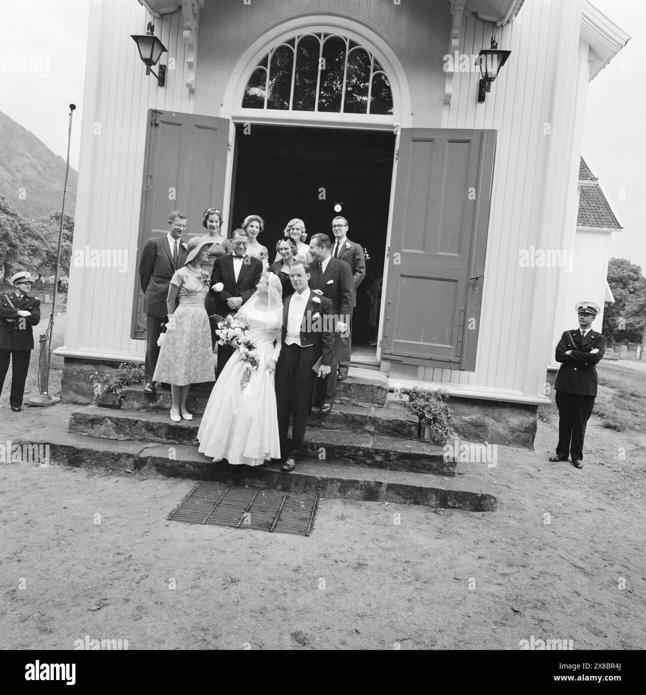 Current 37- 1959 : voiles de mariée sous les feux de la rampe. Le samedi 22 août, le monde s’appelait Søgne. Puis Anne Marie Rasmussen a épousé Steven C. Rockefeller en présence de la presse mondiale. Photo : Aage Storløkken et Sverre A. Børretzen / Aktuell / NTB ***la photo n'est pas traitée*** le texte de cette image est traduit automatiquement Banque D'Images