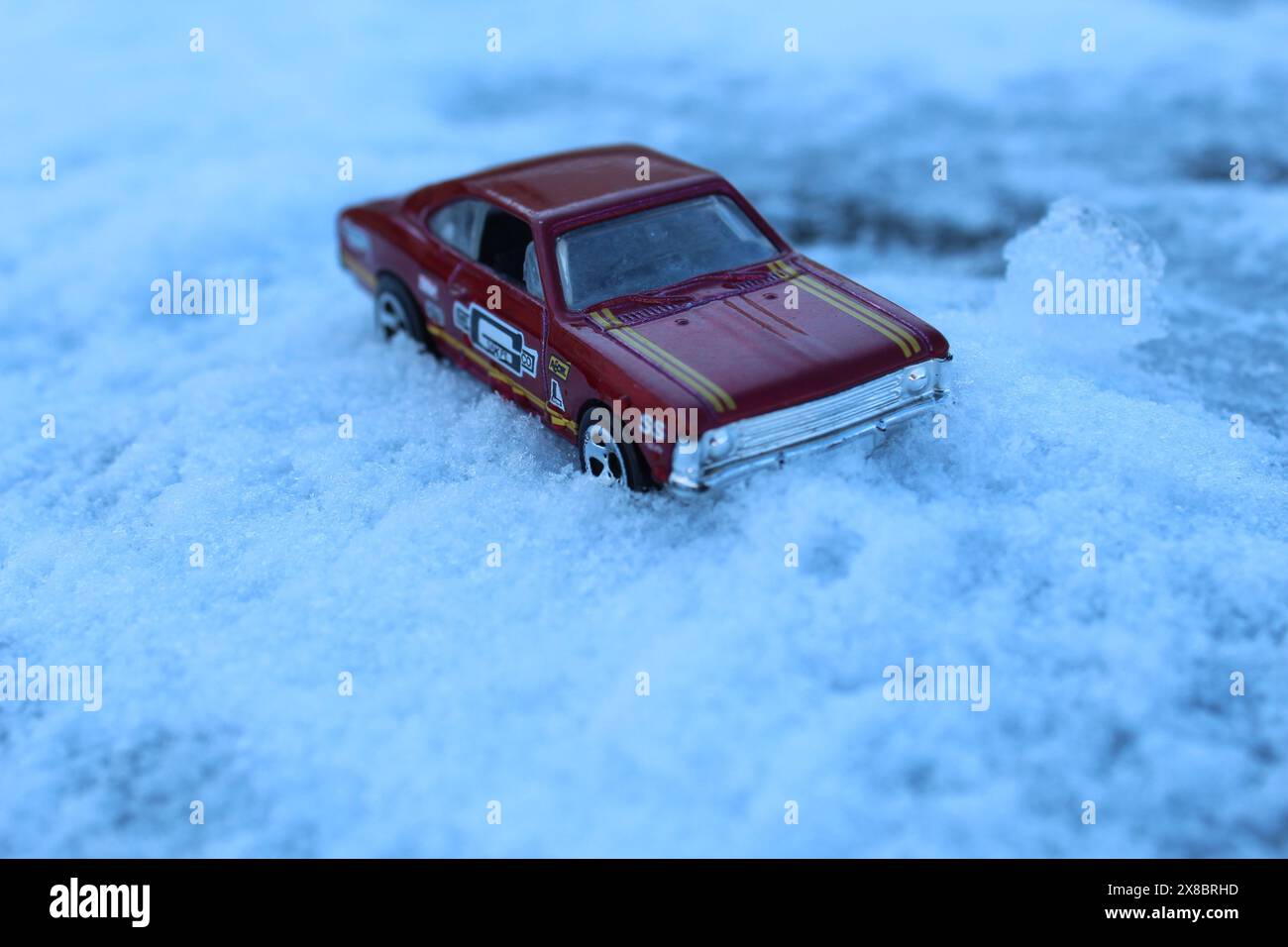 Voiture Hot Wheel dans la neige Banque D'Images