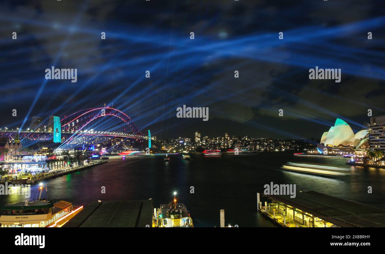 Sydney, Australie. 24 mai 2024. Le Harbor Bridge (l) et l'Opéra de Sydney sont illuminés pour le festival des lumières Vivid Sydney à Sydney, en Australie, le 24 mai 2024. Vivid Sydney, une célébration annuelle de la créativité, de l'innovation et de la technologie, se tient ici du 24 mai au 15 juin de cette année. Crédit : ma Ping/Xinhua/Alamy Live News Banque D'Images