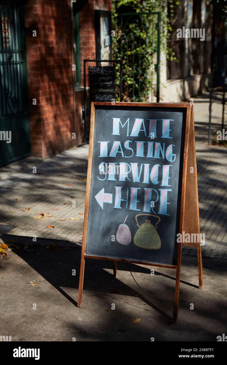 Une pancarte disant « Mate Tasting Service » à Palermo Soho, Buenos Aires, Argentine. Banque D'Images