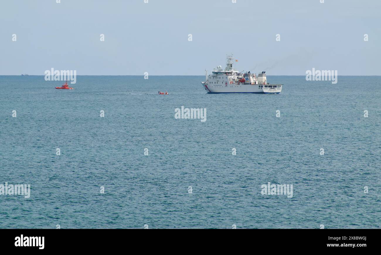 Navire-hôpital Juan de la Cosa en mer avec un garde-côtes orange et des bateaux gonflables rigides lors d'un exercice pratique de sauvetage Santander Cantabria Espagne Banque D'Images