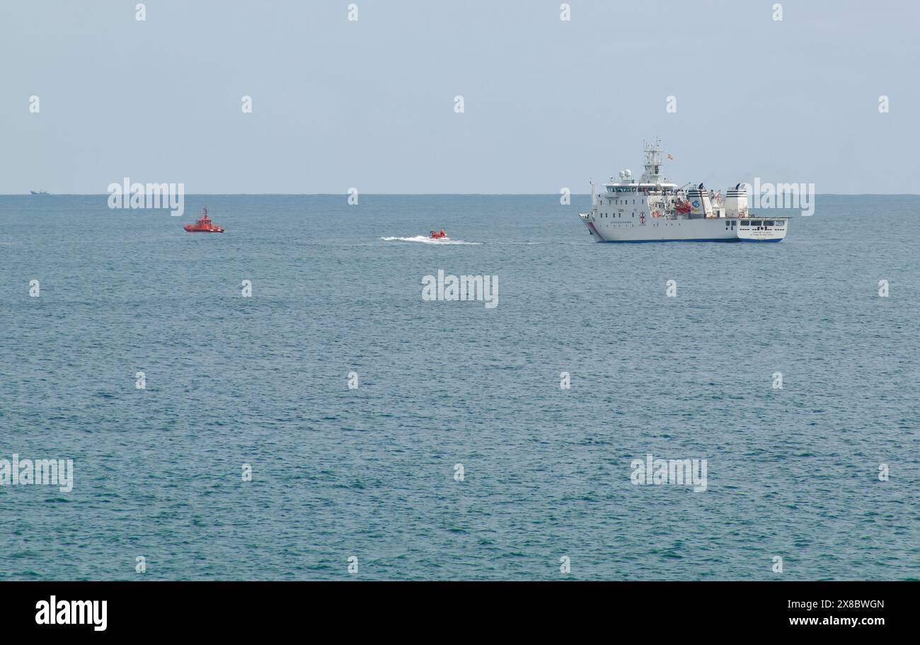 Navire-hôpital Juan de la Cosa en mer avec un garde-côtes orange et des bateaux gonflables rigides lors d'un exercice pratique de sauvetage Santander Cantabria Espagne Banque D'Images