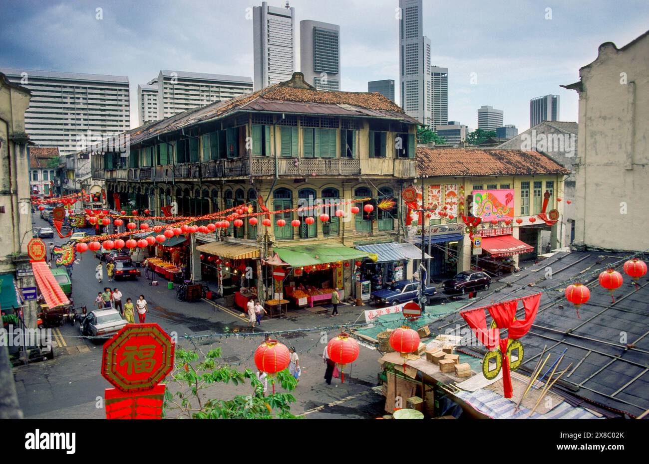 Singapour, une petite partie de la ville avec une scène de rue traditionnelle, entourée de gratte-ciel. Banque D'Images