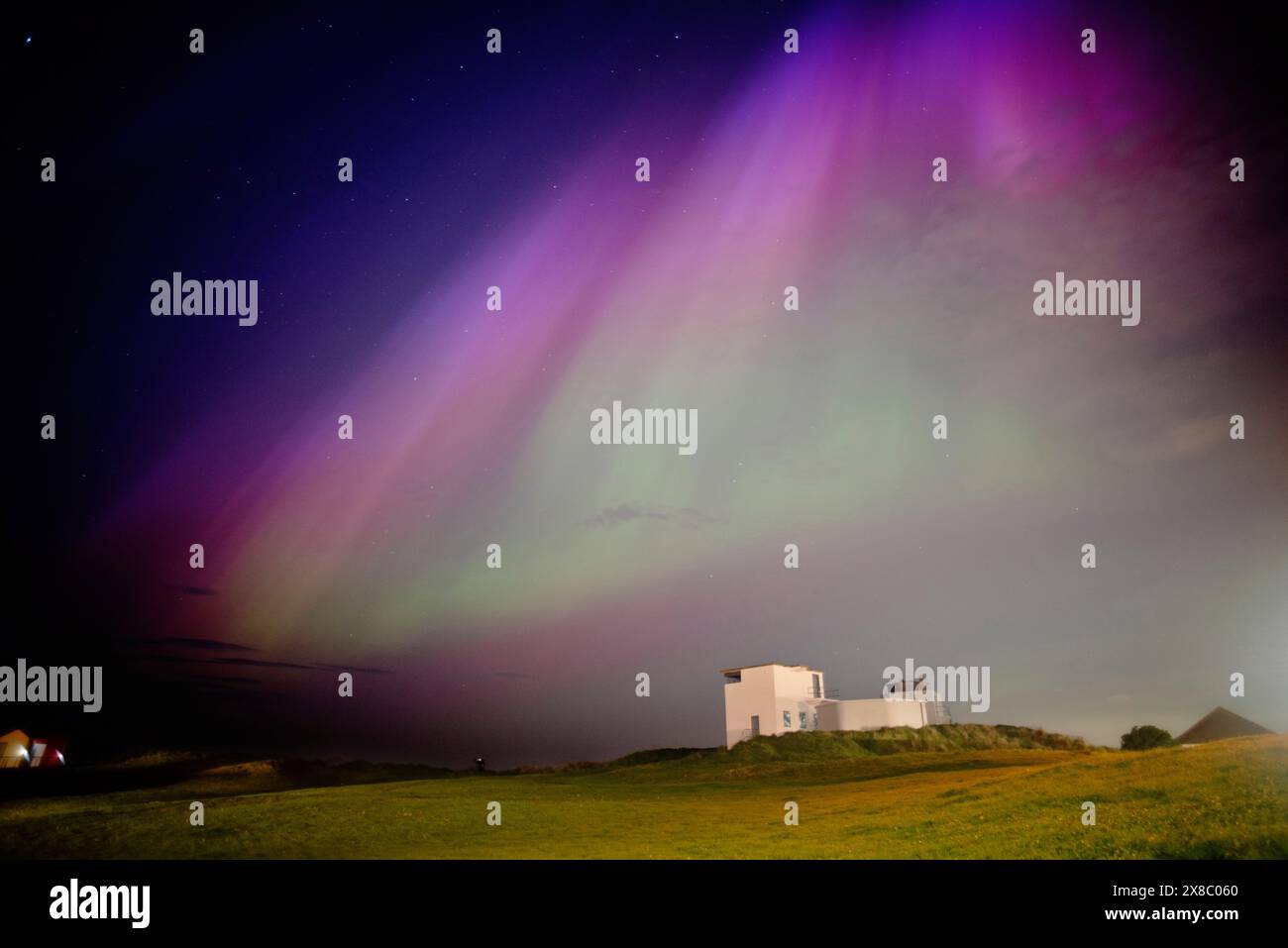 La grande exposition aurorale du 10 mai 2024 vue au-dessus du musée de guerre de batterie de Blyth à Blyth, Northumberland, Royaume-Uni Banque D'Images