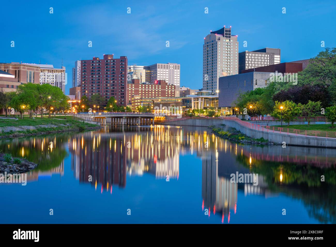 Rochester, Minnesota, USA paysage urbain sur la rivière Zumbro à l'heure bleue. Banque D'Images