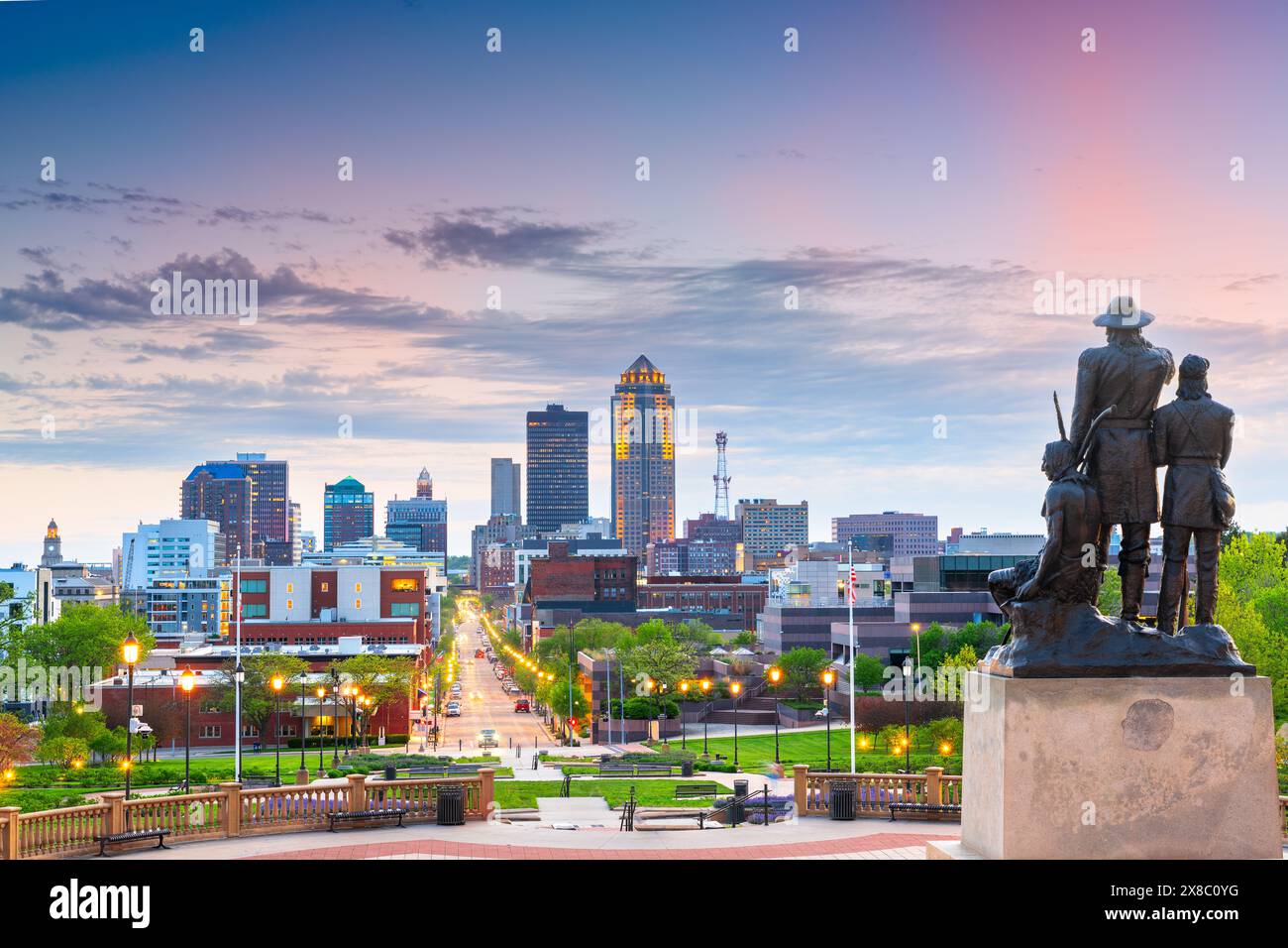 Des Moines, Iowa, États-Unis ville ville skyline au crépuscule. Banque D'Images