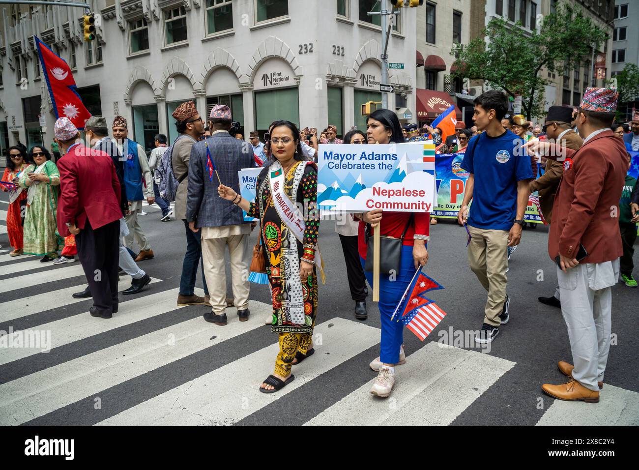 Les partisans du maire de New York Eric Adams défilent sur Madison Avenue à New York lors de la parade de la fête du Népal le dimanche 19 mai 2024. Le défilé célèbre la souveraineté de la République fédérale démocratique du Népal. (© Richard B. Levine) Banque D'Images
