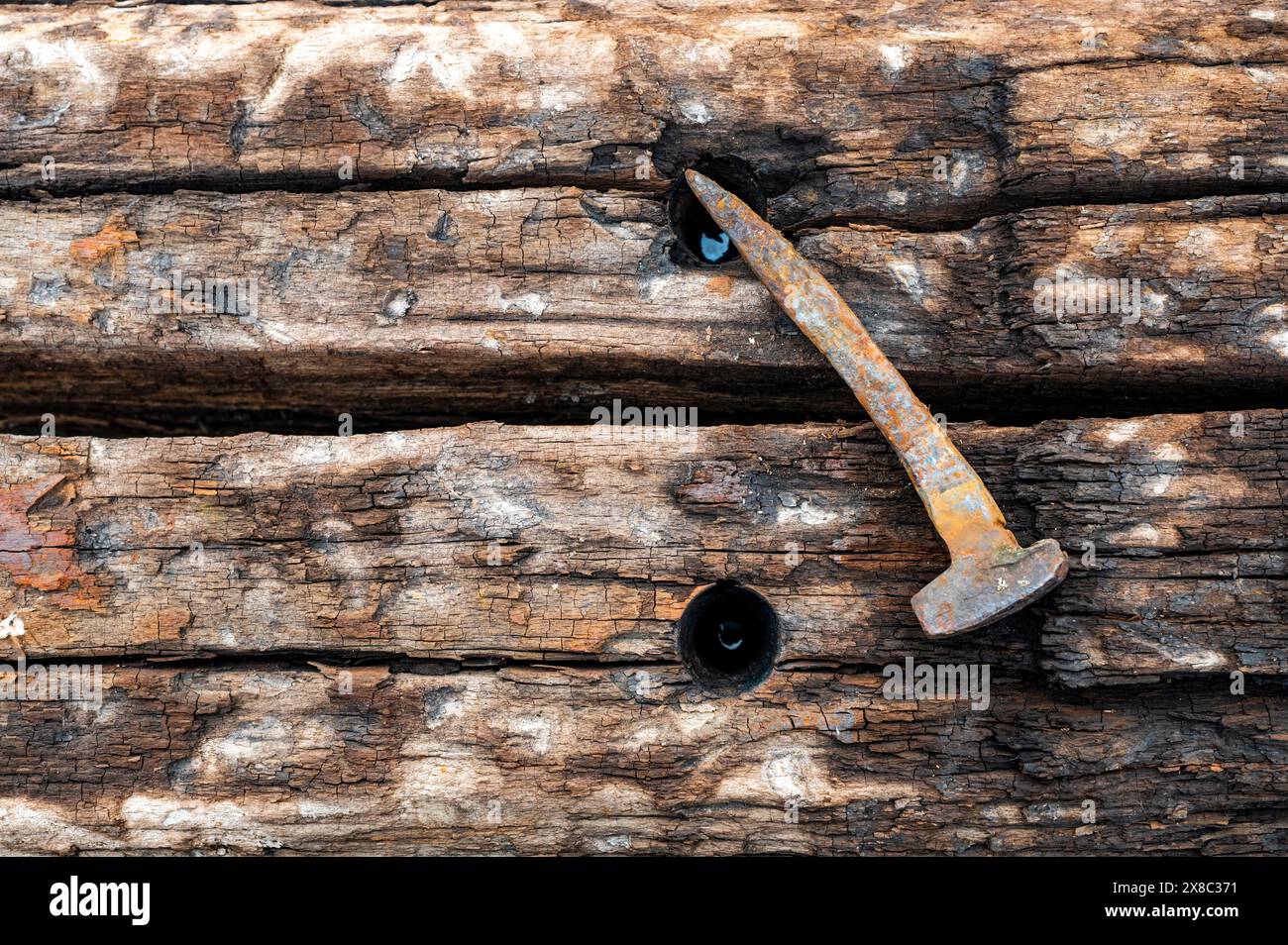 texture du bois avec des fissures et pourri par la météo et le temps, a été utilisé pour construire des voies ferrées Banque D'Images