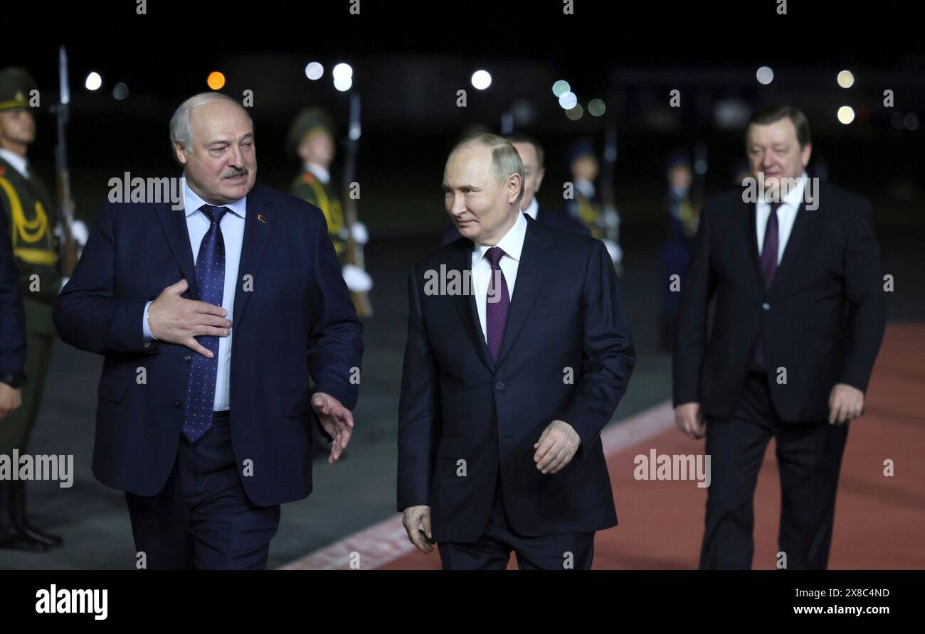 Minsk, Biélorussie. 23 mai 2024. Le président biélorusse Alexandre Loukachenko, à gauche, escorte le président russe Vladimir Poutine, à droite, à son arrivée pour une visite de deux jours à l'aéroport international de Minsk, le 23 mai 2024, à Minsk, Biélorussie. Crédit : Mikhail Metzel/Kremlin Pool/Alamy Live News Banque D'Images