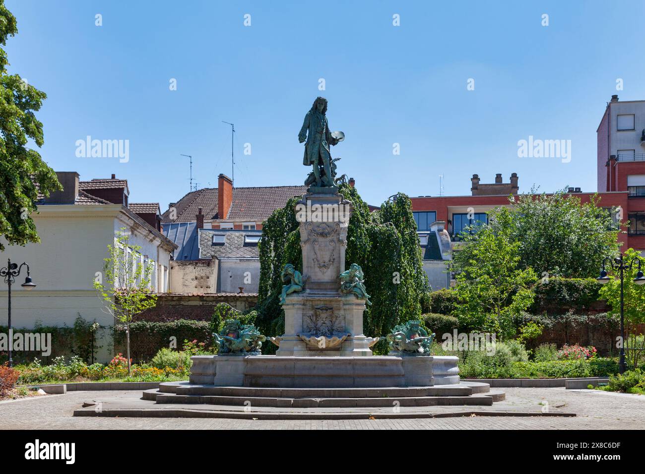 Valenciennes, France - 23 juin 2020 : le Monument à Watteau par le sculpteur Carpeaux a été inauguré en 1884 devant l'église Saint-Géry. Banque D'Images