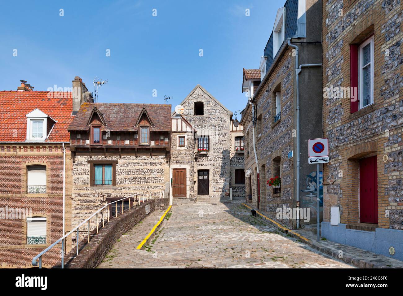 Dieppe, France - 11 septembre 2020 : maisons de pêcheurs dans le quartier de Pollet près du port. Banque D'Images