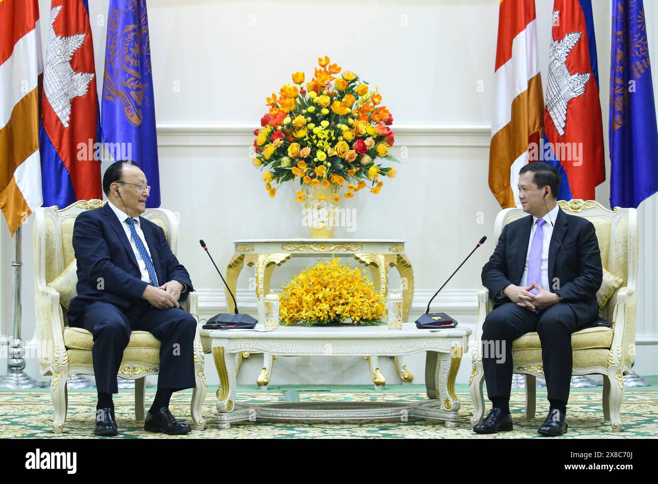 Phnom Penh, premier ministre cambodgien Hun Manet à Phnom Penh. 22 mai 2024. Shohrat Zakir, vice-président du Comité permanent de l'Assemblée populaire nationale (ANP) de Chine, rencontre le premier ministre cambodgien Hun Manet à Phnom Penh, au Cambodge, le 22 mai 2024. Shohrat Zakir a conduit une délégation qui s'est rendue au Cambodge à l'invitation de l'Assemblée nationale cambodgienne de mardi à vendredi. Crédit : Rani/Xinhua/Alamy Live News Banque D'Images