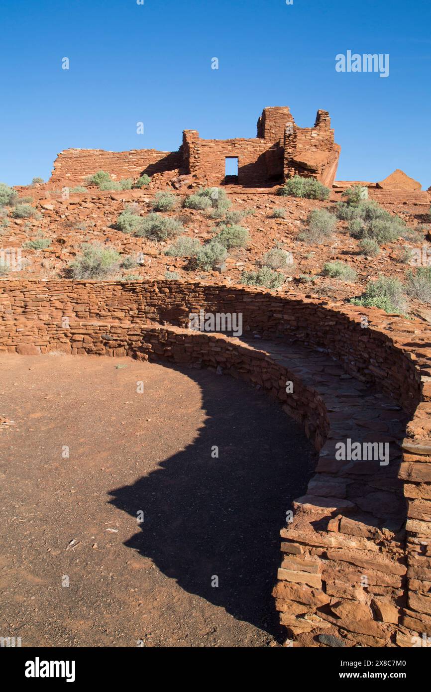 En premier plan, Kiva Wupatki Pueblo, peuplé d'environ 1 100 à 1 250 AD AD, Wupatki National Monument, Arizona, USA Banque D'Images