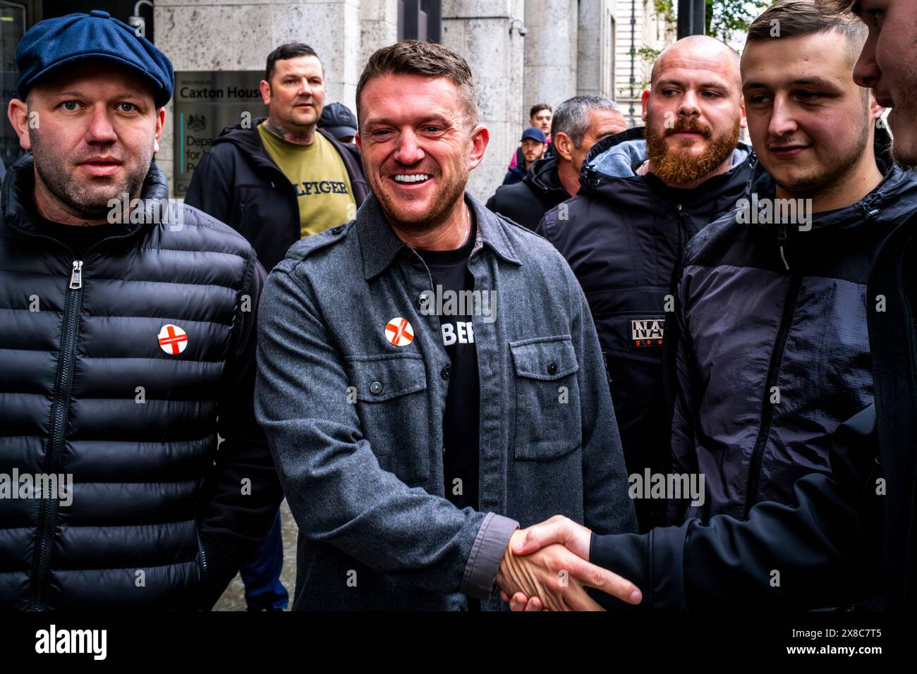 Après avoir remporté Un procès en justice contre la police met, Tommy Robinson souriant (alias Stephen Yaxley-Lennon) quitte Un rassemblement de la St Georges Day à Londres, au Royaume-Uni. Banque D'Images