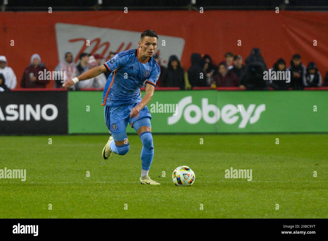 Toronto, ON, Canada - 11 mai 2024 : Hannes Wolf #17 avant du New York City FC se déplace avec le ballon lors du match MLS entre Toronto FC (Canada) et Banque D'Images