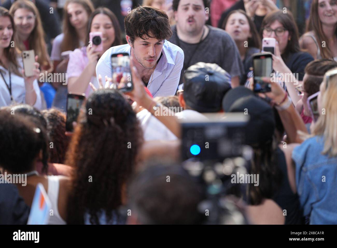 24 mai 2024, New York, New York : (NOUVEAU) Wallows Electrifie Rockefeller Plaza avec Morning performance on the Today Show. 24 mai 2024, New York, USA : Wallows est un groupe de rock alternatif américain connu pour son son énergique et mélodique. Formé à Los Angeles, le groupe se compose de Dylan Minnette (chant, guitare), connu pour son rôle d'acteur dans 13 Reasons Why ; Braeden Lemasters (chant, guitare), également acteur dans des spectacles comme Men of a certain Age ; et Cole Preston (batterie). Ils ont gagné en popularité avec des hits comme ''vous ennuyez-vous encore?'' et sont devenus connus pour leur performance live dynamique Banque D'Images