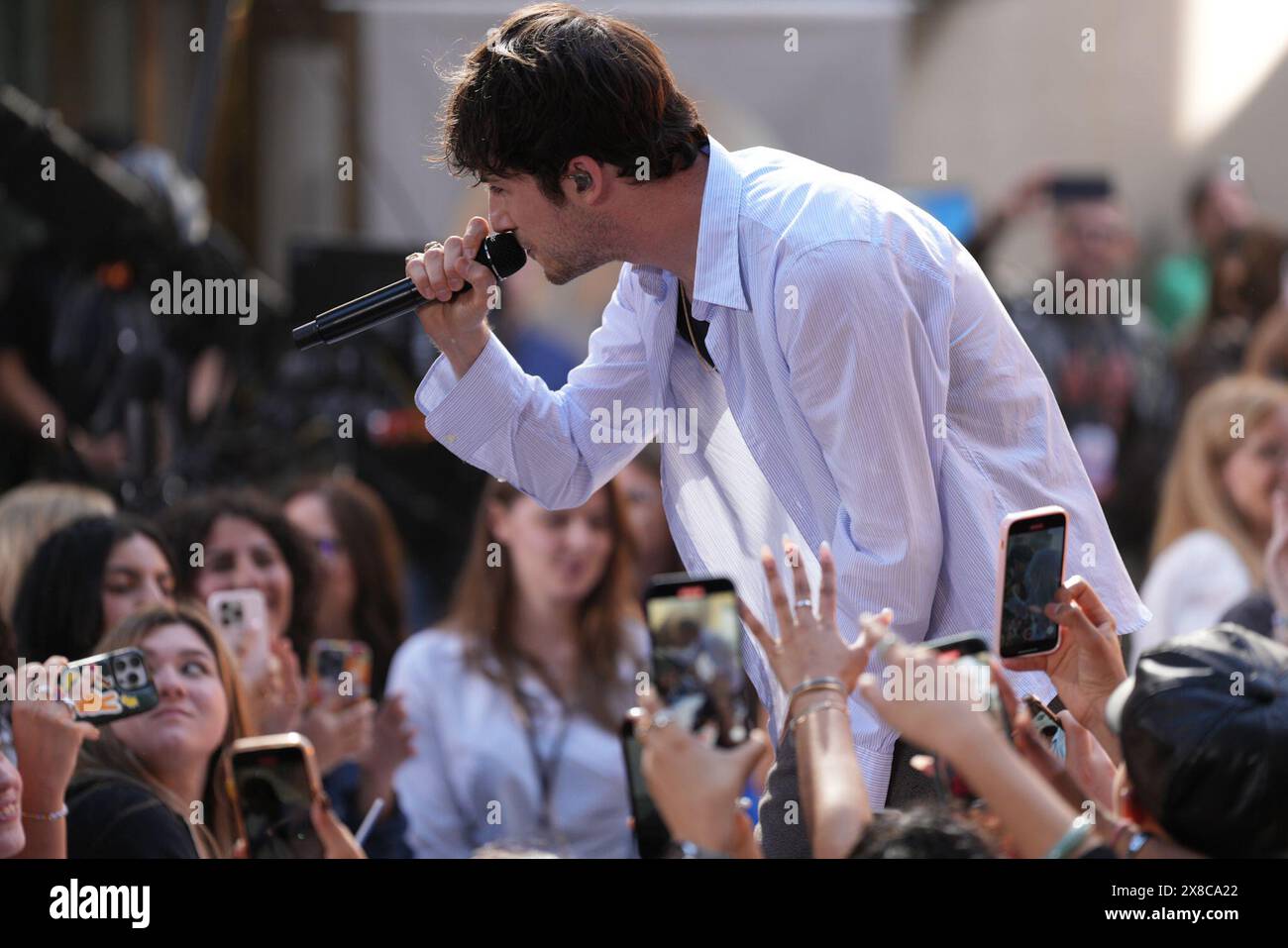 24 mai 2024, New York, New York : (NOUVEAU) Wallows Electrifie Rockefeller Plaza avec Morning performance on the Today Show. 24 mai 2024, New York, USA : Wallows est un groupe de rock alternatif américain connu pour son son énergique et mélodique. Formé à Los Angeles, le groupe se compose de Dylan Minnette (chant, guitare), connu pour son rôle d'acteur dans 13 Reasons Why ; Braeden Lemasters (chant, guitare), également acteur dans des spectacles comme Men of a certain Age ; et Cole Preston (batterie). Ils ont gagné en popularité avec des hits comme ''vous ennuyez-vous encore?'' et sont devenus connus pour leur performance live dynamique Banque D'Images