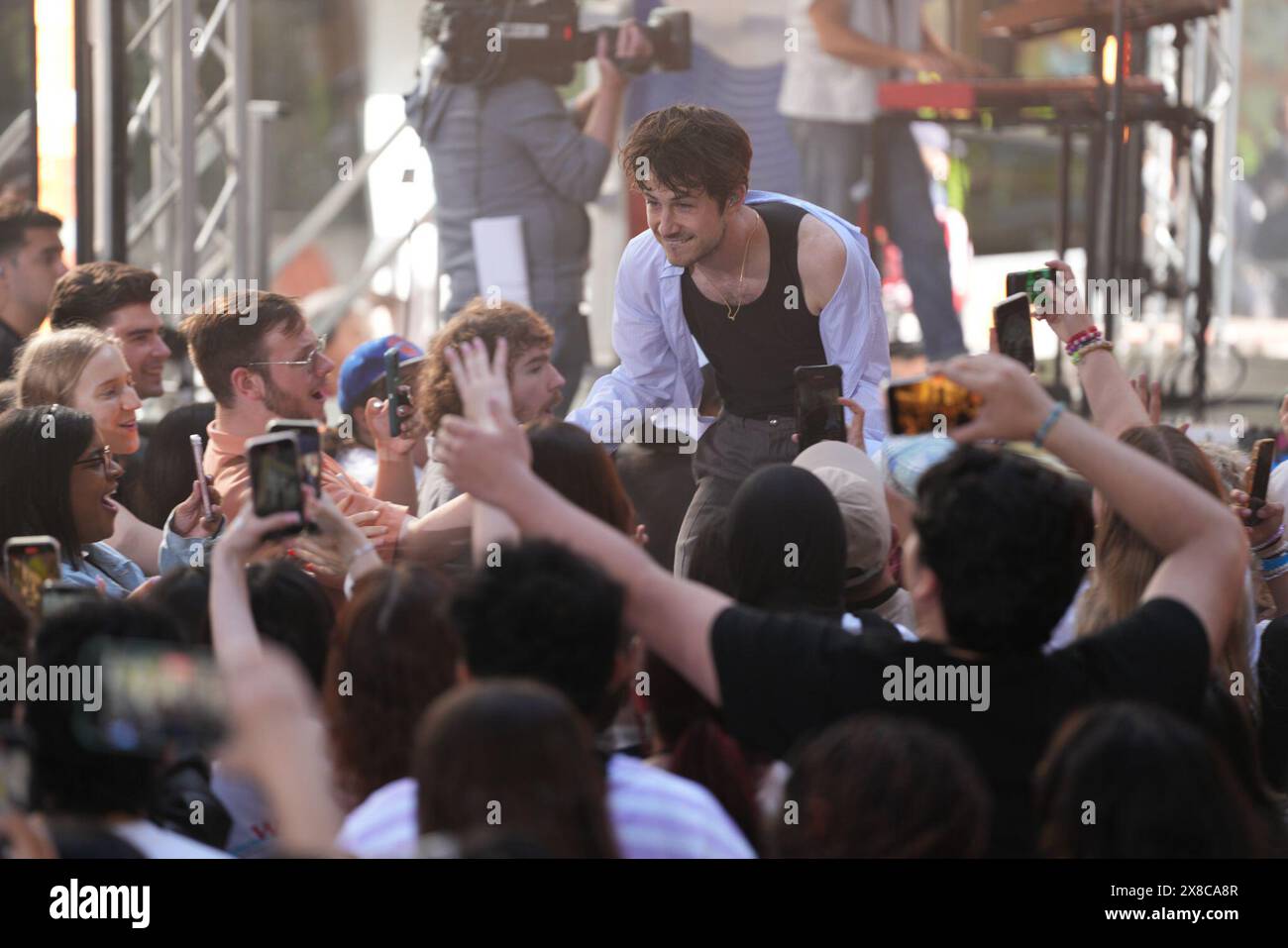 24 mai 2024, New York, New York : (NOUVEAU) Wallows Electrifie Rockefeller Plaza avec Morning performance on the Today Show. 24 mai 2024, New York, USA : Wallows est un groupe de rock alternatif américain connu pour son son énergique et mélodique. Formé à Los Angeles, le groupe se compose de Dylan Minnette (chant, guitare), connu pour son rôle d'acteur dans 13 Reasons Why ; Braeden Lemasters (chant, guitare), également acteur dans des spectacles comme Men of a certain Age ; et Cole Preston (batterie). Ils ont gagné en popularité avec des hits comme ''vous ennuyez-vous encore?'' et sont devenus connus pour leur performance live dynamique Banque D'Images