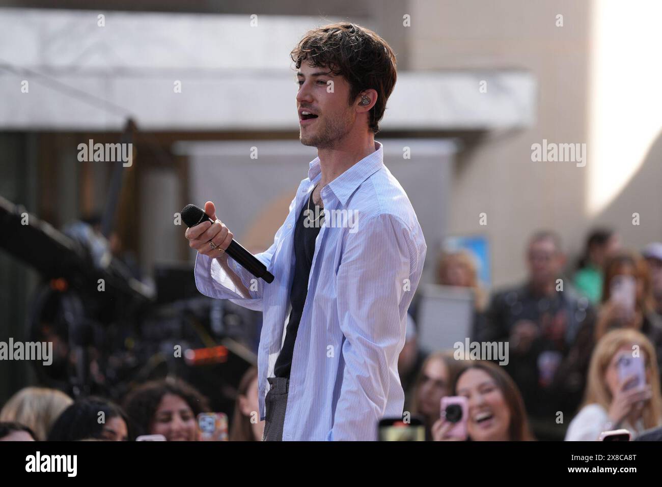 24 mai 2024, New York, New York : (NOUVEAU) Wallows Electrifie Rockefeller Plaza avec Morning performance on the Today Show. 24 mai 2024, New York, USA : Wallows est un groupe de rock alternatif américain connu pour son son énergique et mélodique. Formé à Los Angeles, le groupe se compose de Dylan Minnette (chant, guitare), connu pour son rôle d'acteur dans 13 Reasons Why ; Braeden Lemasters (chant, guitare), également acteur dans des spectacles comme Men of a certain Age ; et Cole Preston (batterie). Ils ont gagné en popularité avec des hits comme ''vous ennuyez-vous encore?'' et sont devenus connus pour leur performance live dynamique Banque D'Images