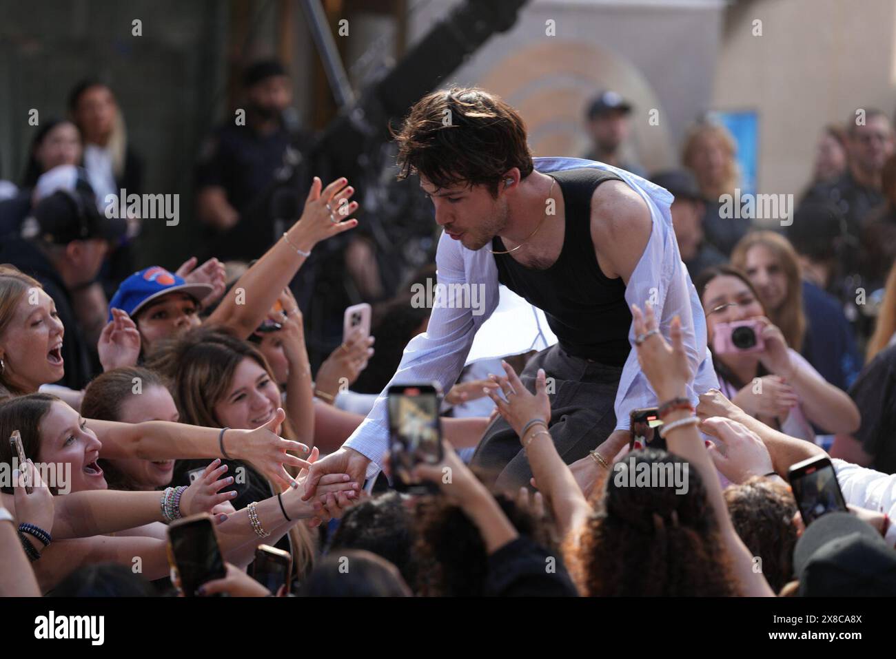24 mai 2024, New York, New York : (NOUVEAU) Wallows Electrifie Rockefeller Plaza avec Morning performance on the Today Show. 24 mai 2024, New York, USA : Wallows est un groupe de rock alternatif américain connu pour son son énergique et mélodique. Formé à Los Angeles, le groupe se compose de Dylan Minnette (chant, guitare), connu pour son rôle d'acteur dans 13 Reasons Why ; Braeden Lemasters (chant, guitare), également acteur dans des spectacles comme Men of a certain Age ; et Cole Preston (batterie). Ils ont gagné en popularité avec des hits comme ''vous ennuyez-vous encore?'' et sont devenus connus pour leur performance live dynamique Banque D'Images