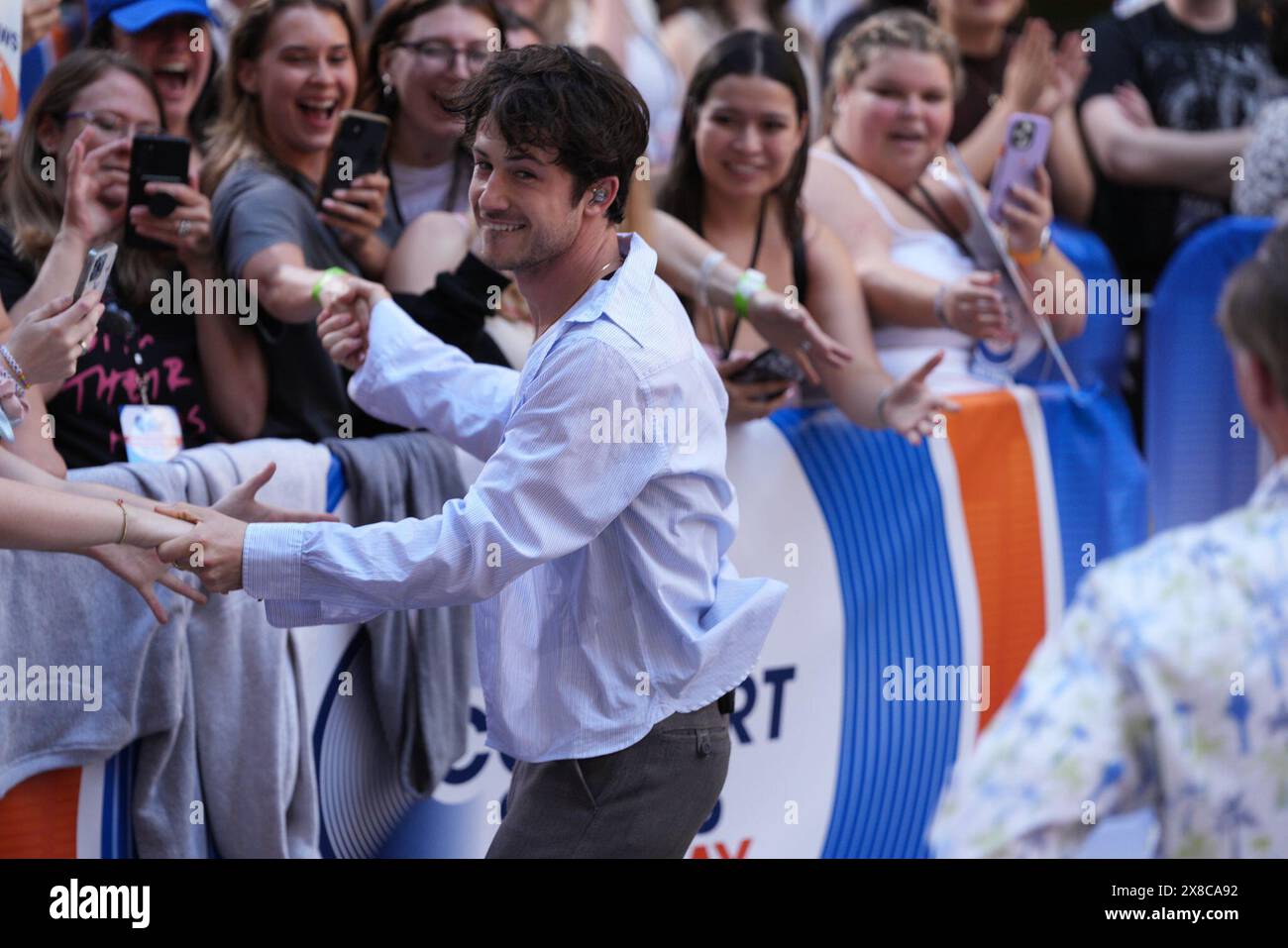 24 mai 2024, New York, New York : (NOUVEAU) Wallows Electrifie Rockefeller Plaza avec Morning performance on the Today Show. 24 mai 2024, New York, USA : Wallows est un groupe de rock alternatif américain connu pour son son énergique et mélodique. Formé à Los Angeles, le groupe se compose de Dylan Minnette (chant, guitare), connu pour son rôle d'acteur dans 13 Reasons Why ; Braeden Lemasters (chant, guitare), également acteur dans des spectacles comme Men of a certain Age ; et Cole Preston (batterie). Ils ont gagné en popularité avec des hits comme ''vous ennuyez-vous encore?'' et sont devenus connus pour leur performance live dynamique Banque D'Images