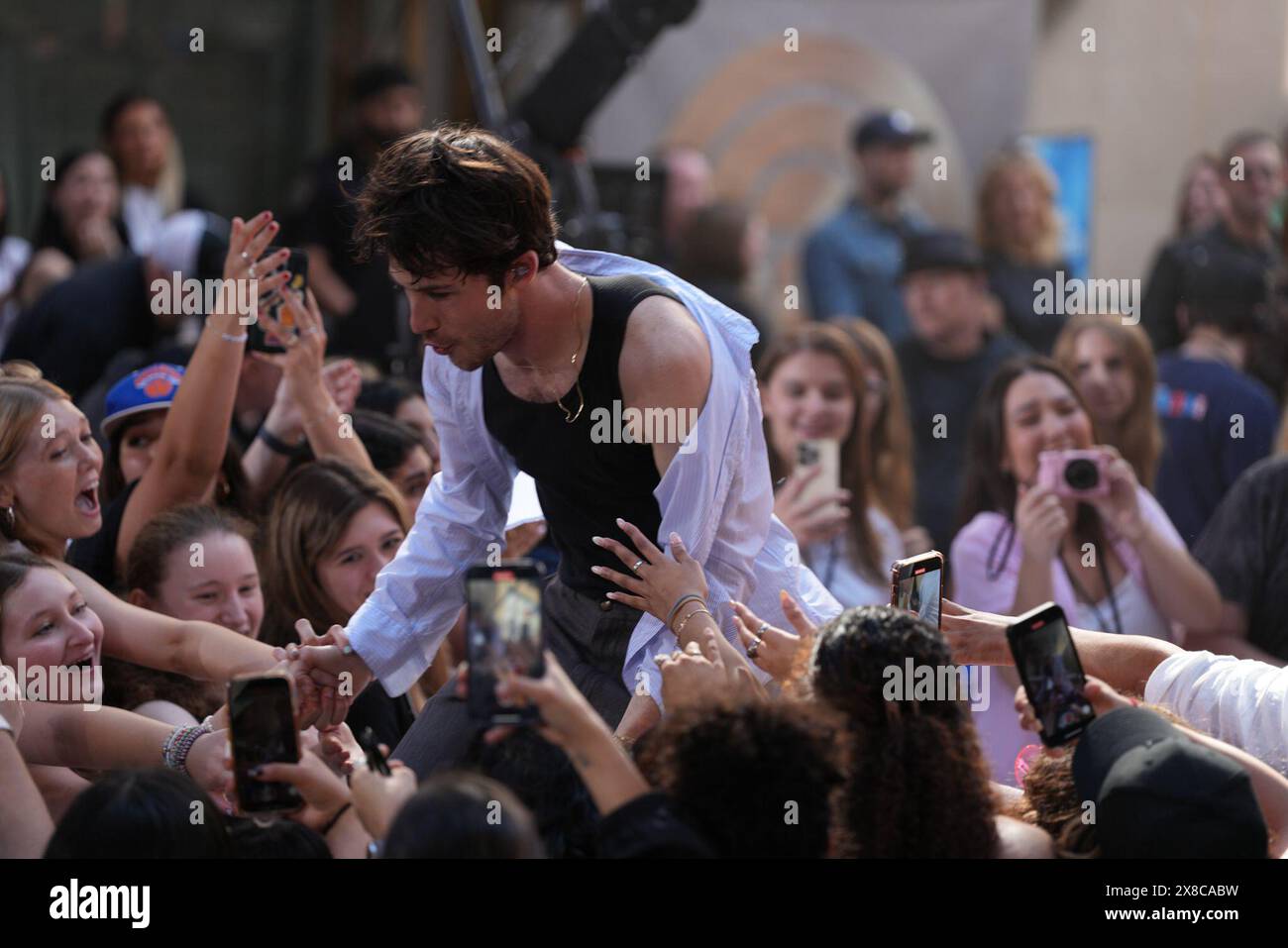 24 mai 2024, New York, New York : (NOUVEAU) Wallows Electrifie Rockefeller Plaza avec Morning performance on the Today Show. 24 mai 2024, New York, USA : Wallows est un groupe de rock alternatif américain connu pour son son énergique et mélodique. Formé à Los Angeles, le groupe se compose de Dylan Minnette (chant, guitare), connu pour son rôle d'acteur dans 13 Reasons Why ; Braeden Lemasters (chant, guitare), également acteur dans des spectacles comme Men of a certain Age ; et Cole Preston (batterie). Ils ont gagné en popularité avec des hits comme ''vous ennuyez-vous encore?'' et sont devenus connus pour leur performance live dynamique Banque D'Images