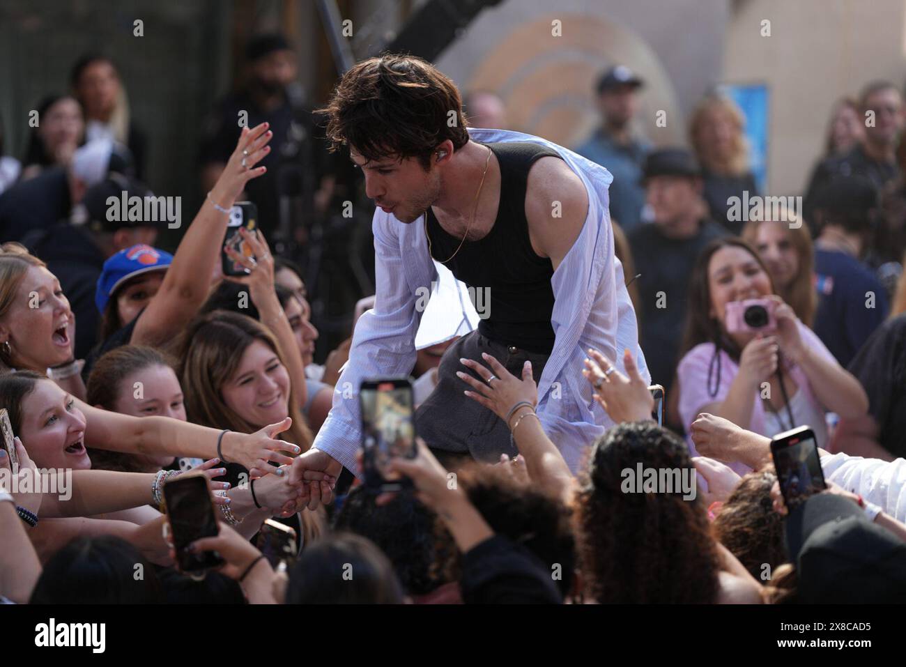 24 mai 2024, New York, New York : (NOUVEAU) Wallows Electrifie Rockefeller Plaza avec Morning performance on the Today Show. 24 mai 2024, New York, USA : Wallows est un groupe de rock alternatif américain connu pour son son énergique et mélodique. Formé à Los Angeles, le groupe se compose de Dylan Minnette (chant, guitare), connu pour son rôle d'acteur dans 13 Reasons Why ; Braeden Lemasters (chant, guitare), également acteur dans des spectacles comme Men of a certain Age ; et Cole Preston (batterie). Ils ont gagné en popularité avec des hits comme ''vous ennuyez-vous encore?'' et sont devenus connus pour leur performance live dynamique Banque D'Images